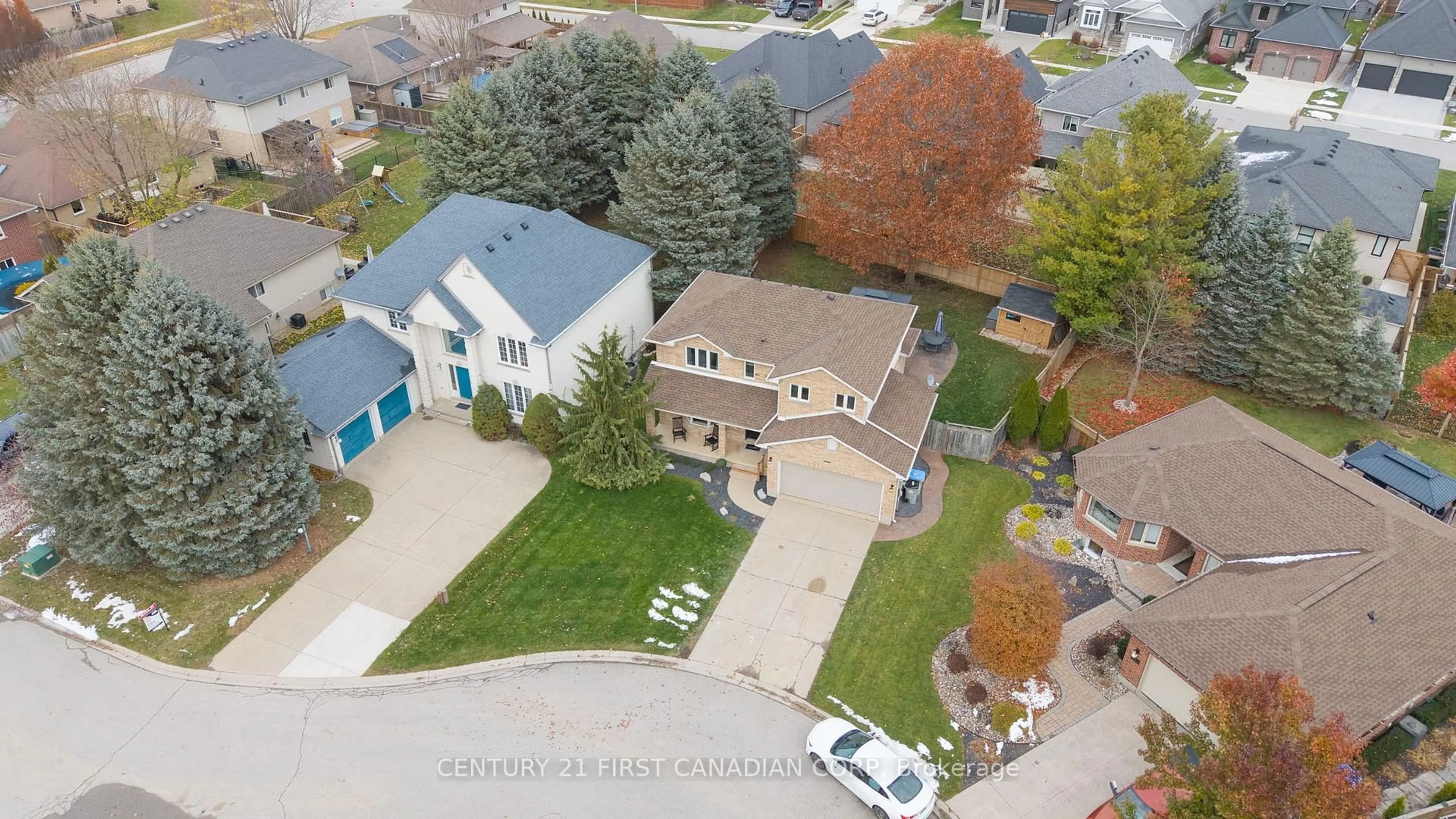 A pic from outside/outdoor area/front of a property/back of a property/a pic from drone, street for 17 Allison Crt, Strathroy-Caradoc Ontario N7G 4C2