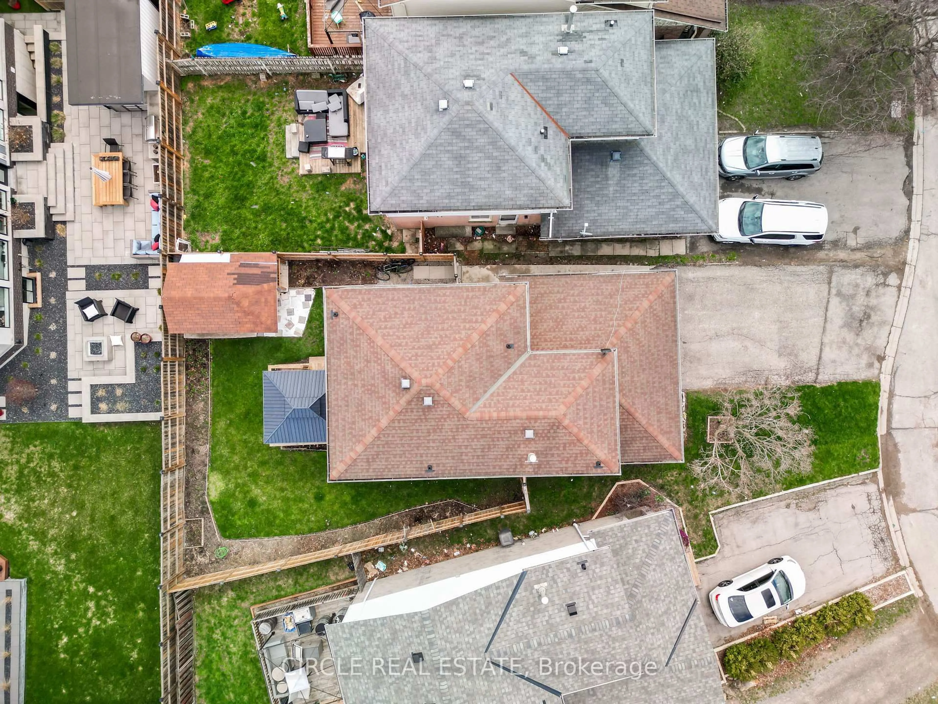A pic from outside/outdoor area/front of a property/back of a property/a pic from drone, street for 64 Lampman Cres, Thorold Ontario L2V 4K7