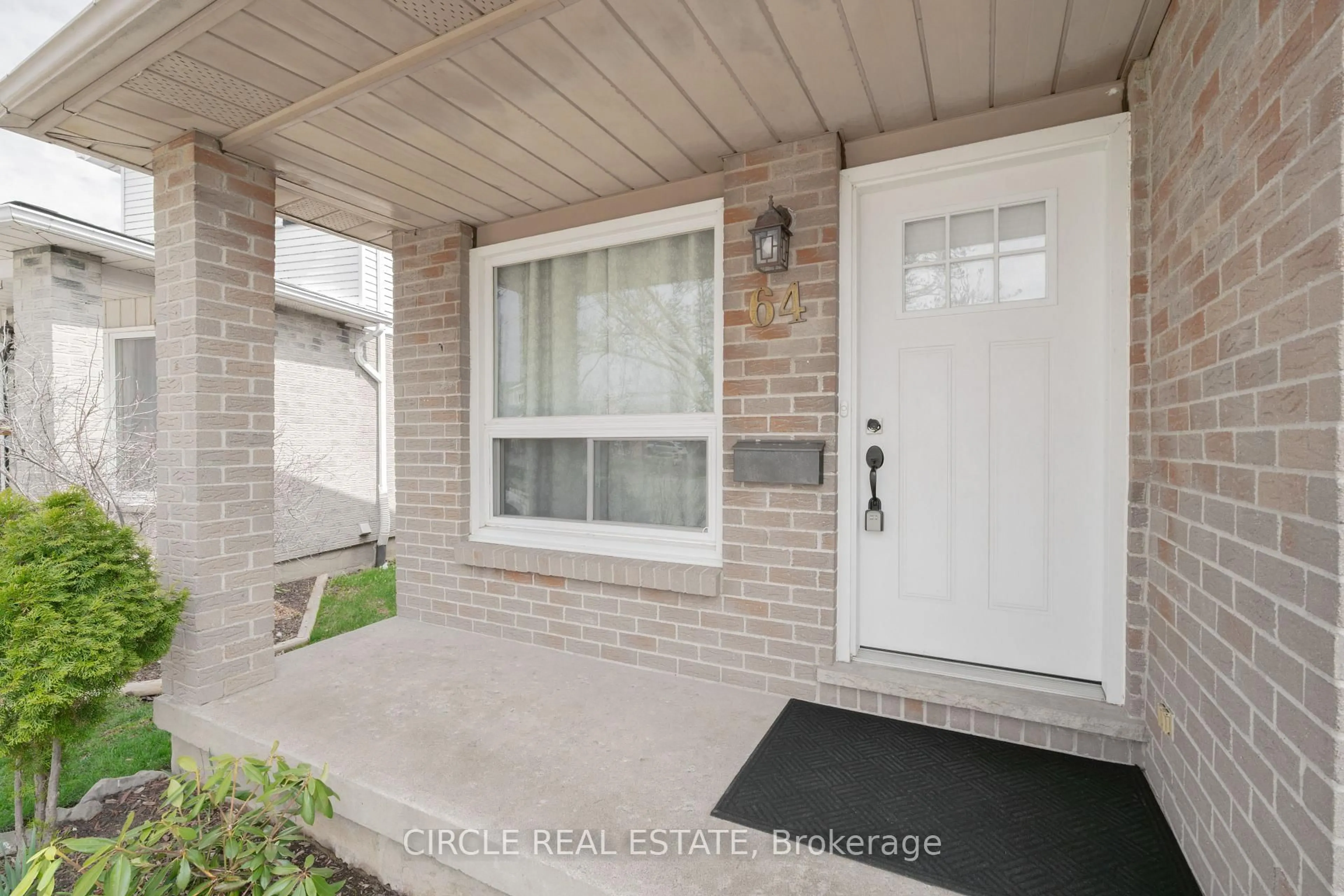 Indoor entryway for 64 Lampman Cres, Thorold Ontario L2V 4K7