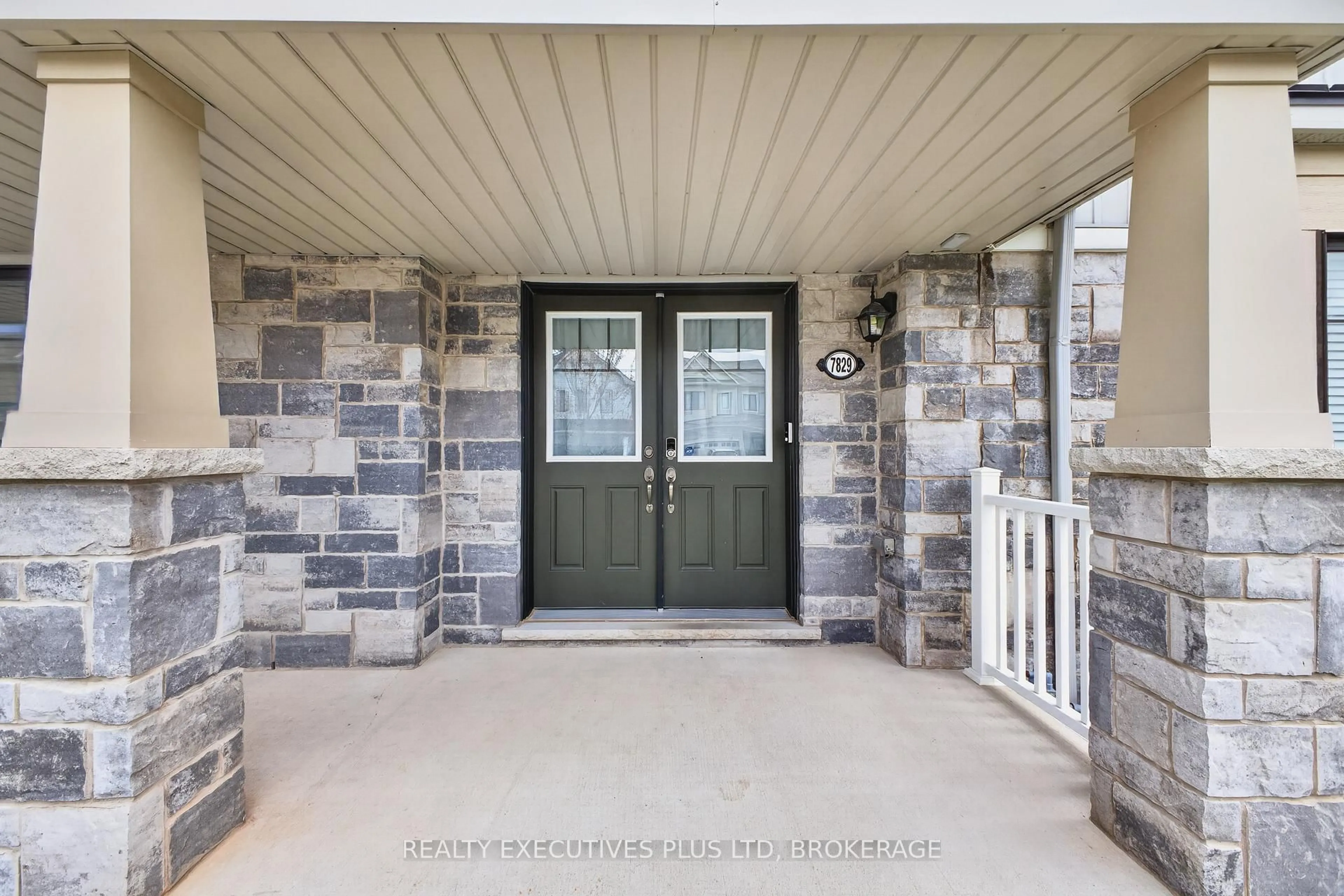 Indoor entryway for 7829 Buckeye Cres, Niagara Falls Ontario L2H 0P1