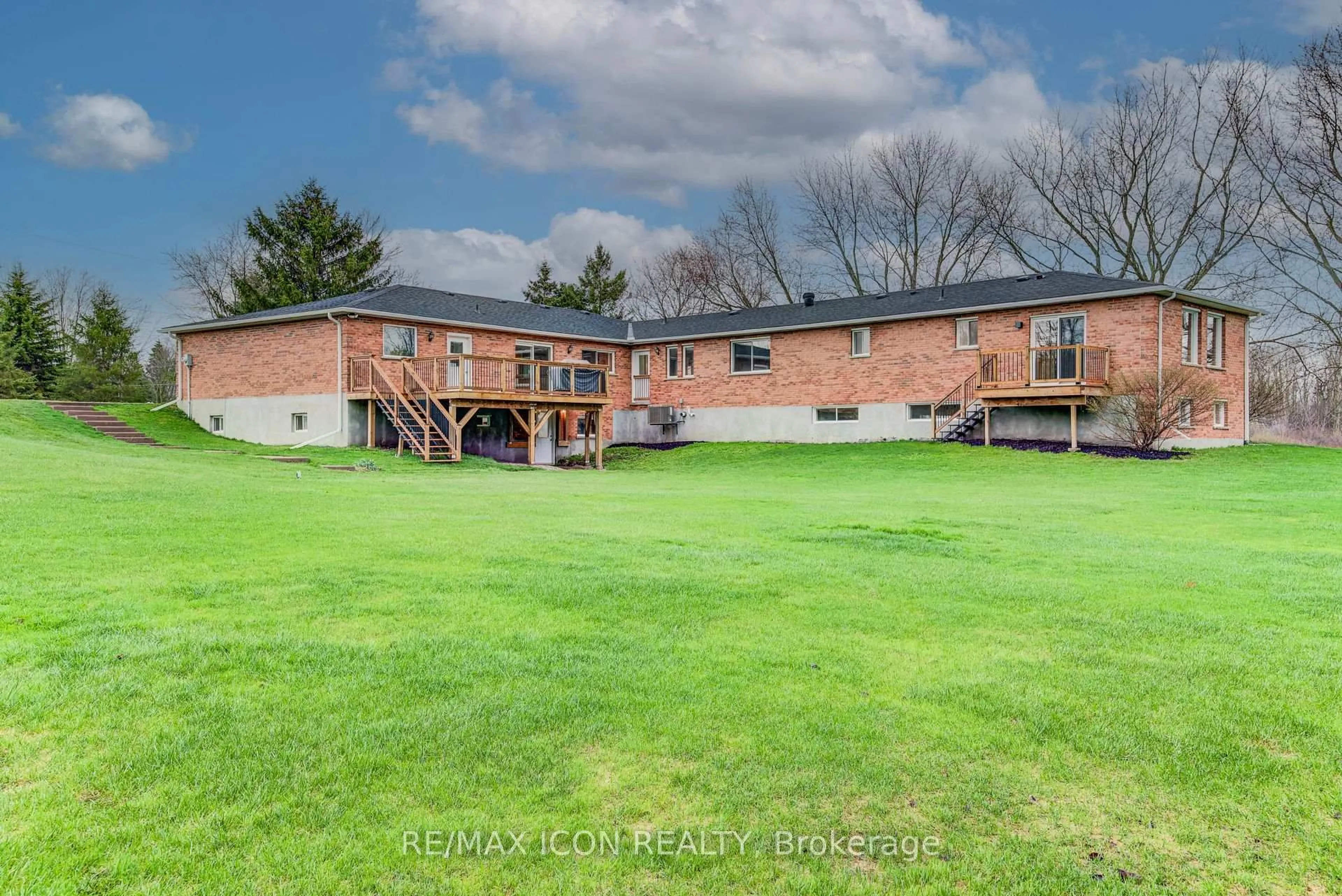 A pic from outside/outdoor area/front of a property/back of a property/a pic from drone, unknown for 5762 8th Line, Guelph/Eramosa Ontario N0B 1B0