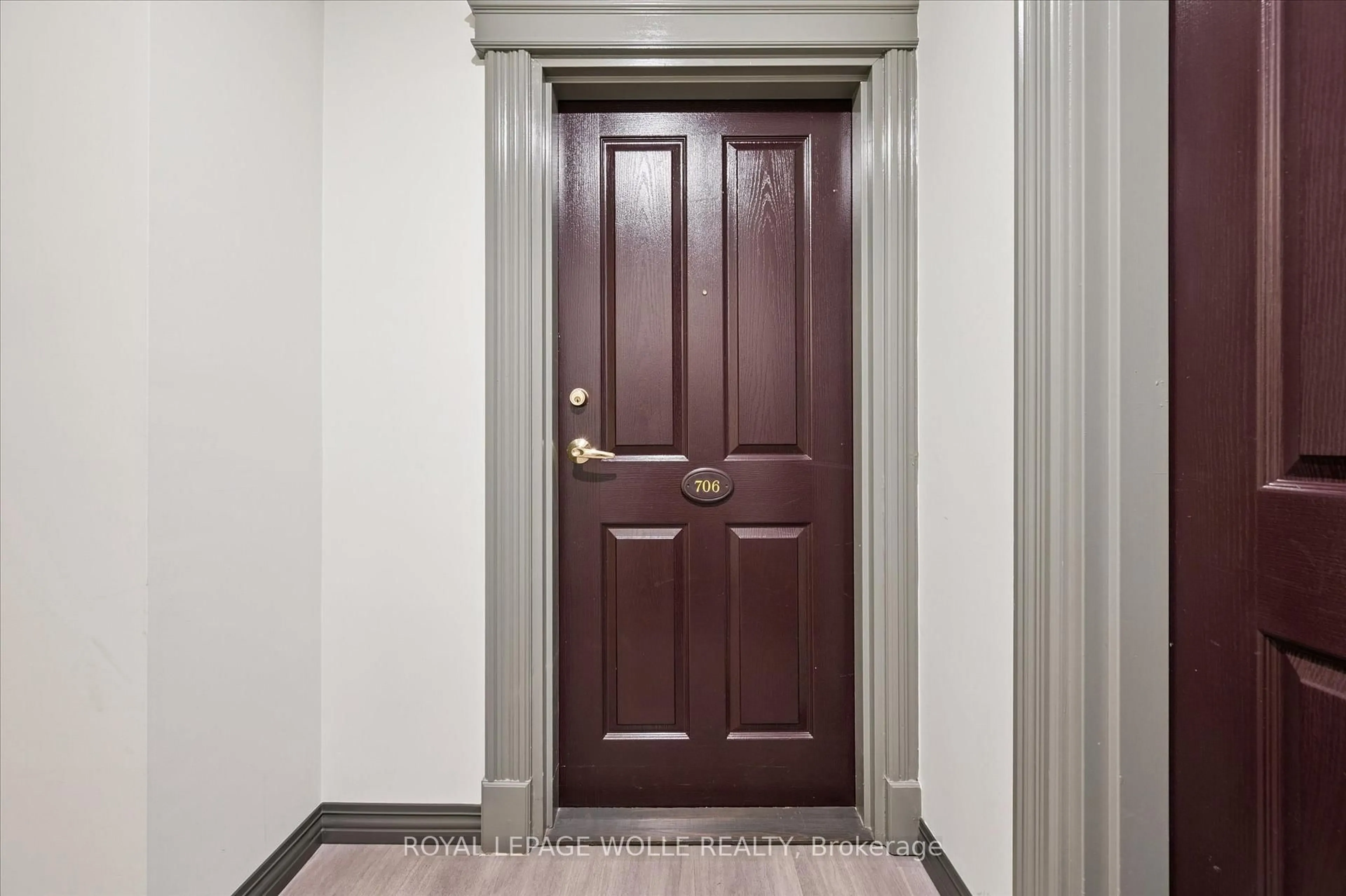 Indoor foyer for 255 Keats Way #706, Waterloo Ontario N2L 6N6