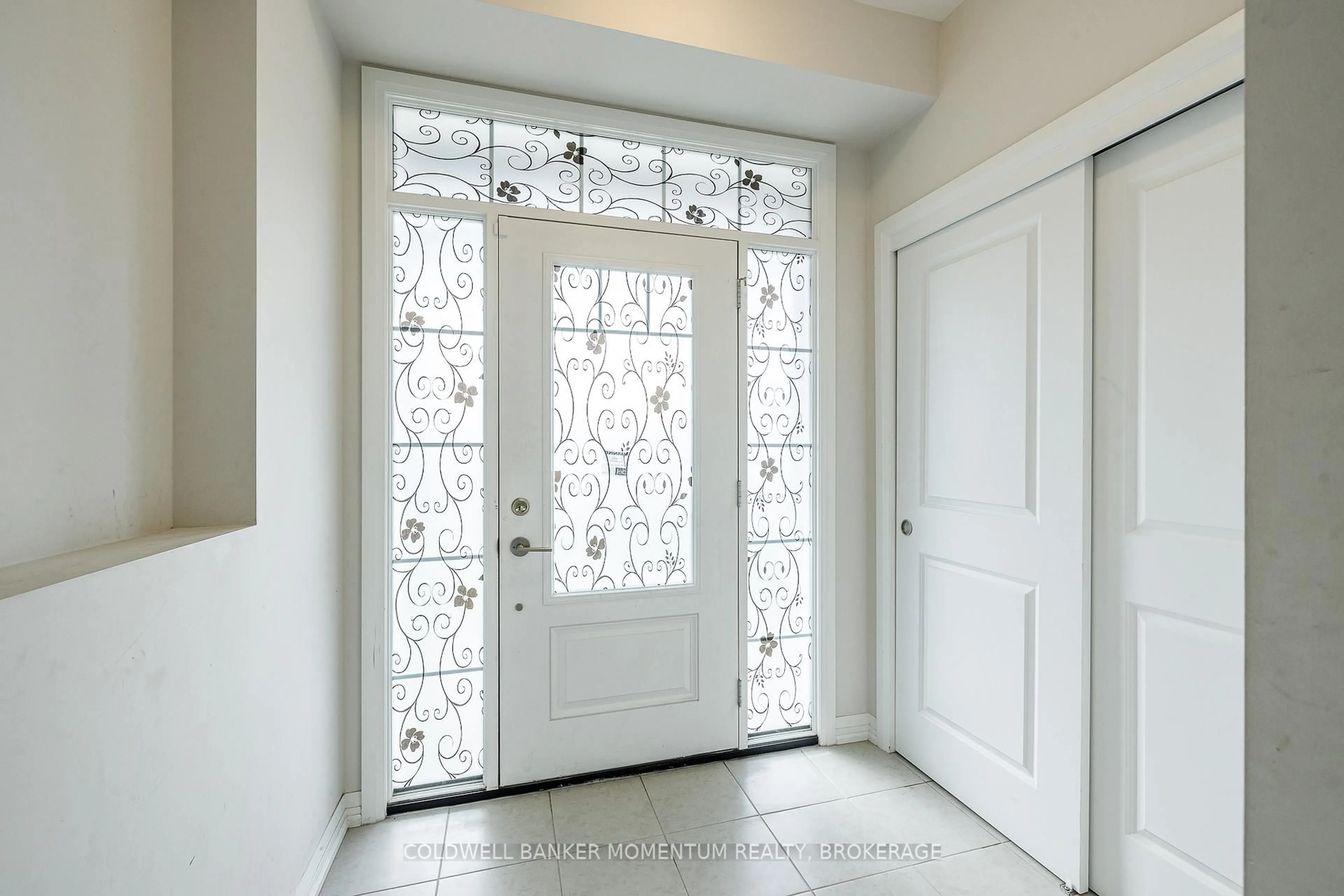 Indoor entryway for 155 Bur Oak Dr, Thorold Ontario L2V 0L7