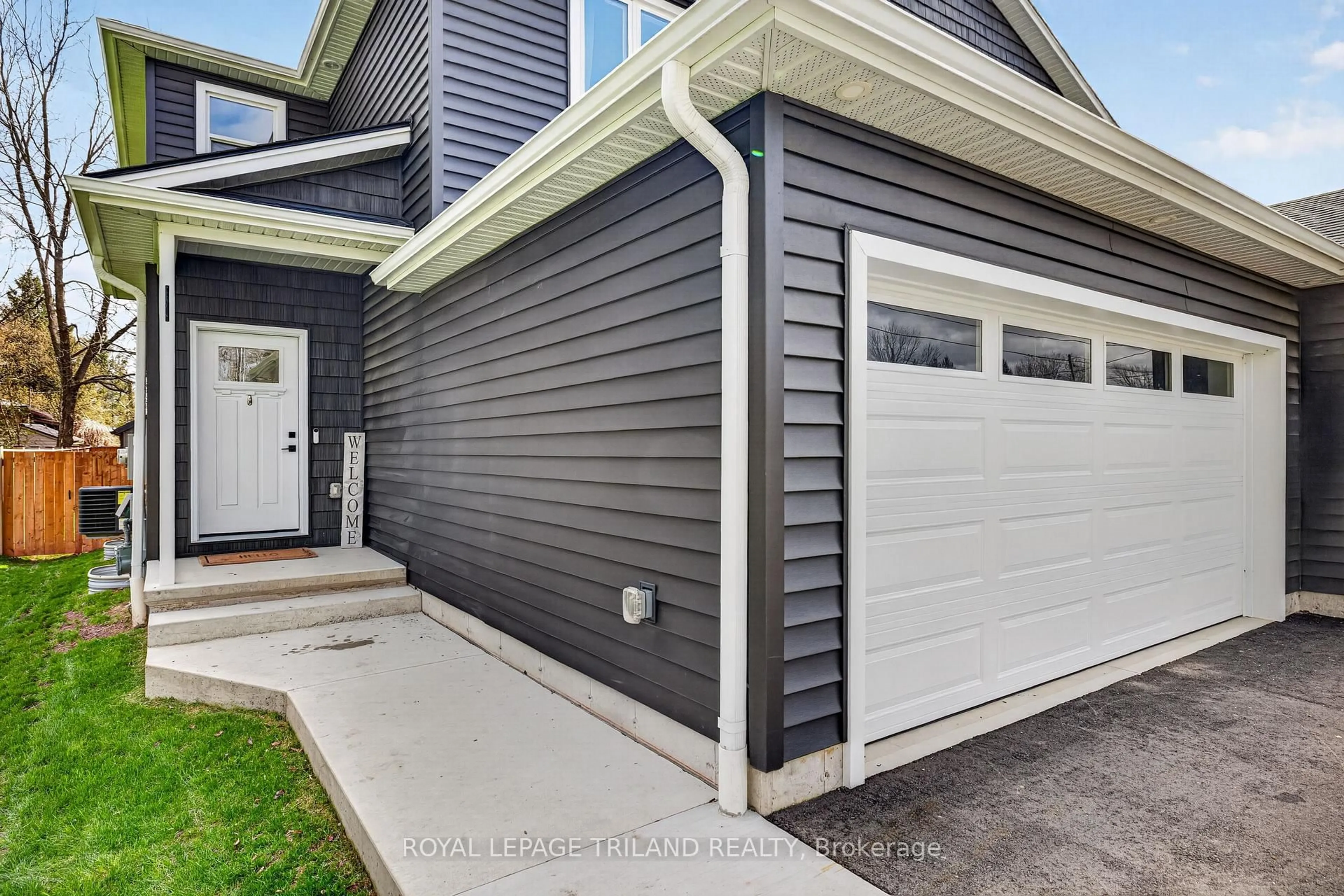 Home with vinyl exterior material, street for 51253 Ashton St, Malahide Ontario N0L 2J0