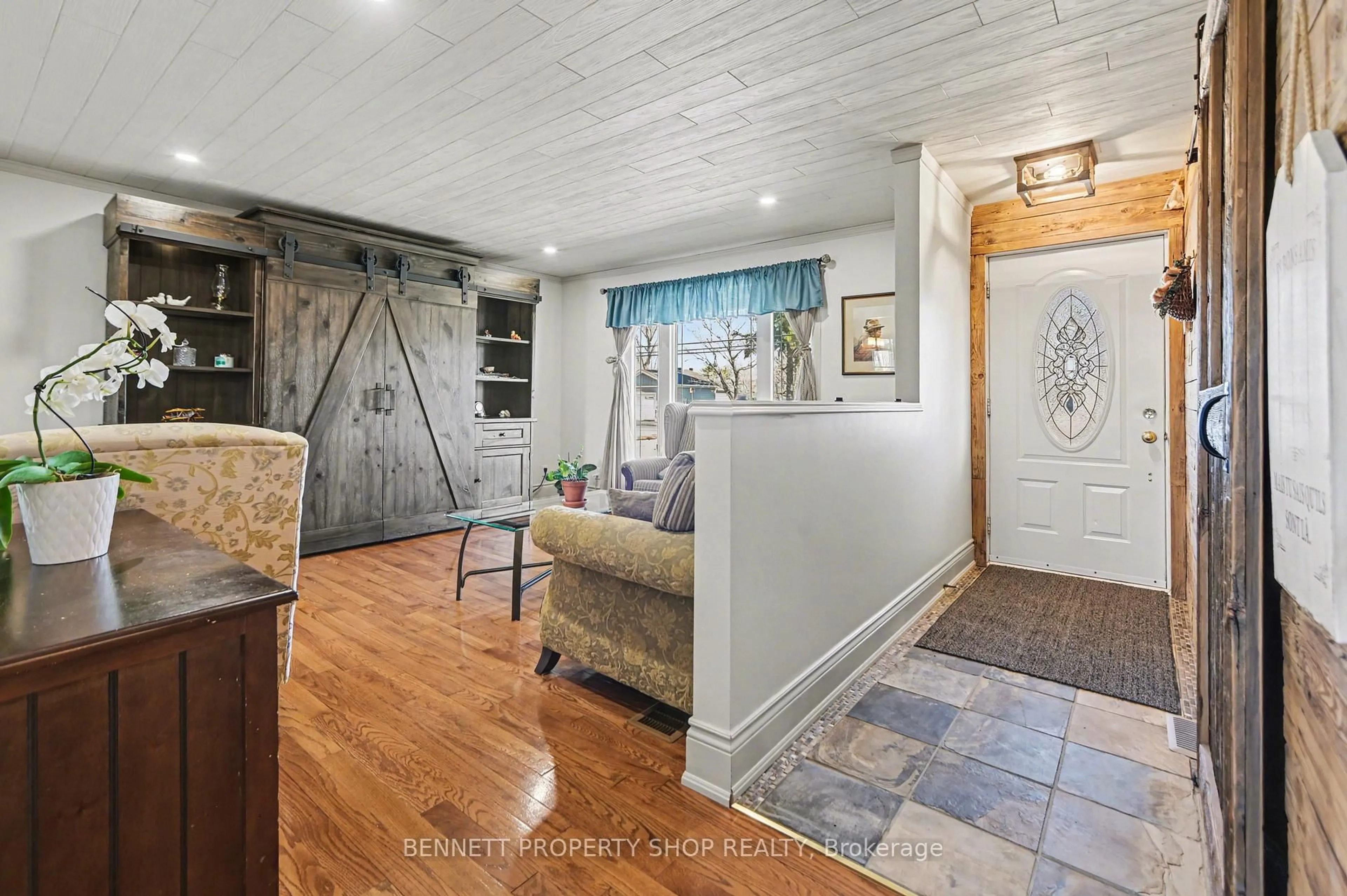 Indoor entryway for 493 Laurier St, Clarence-Rockland Ontario K4K 1E7