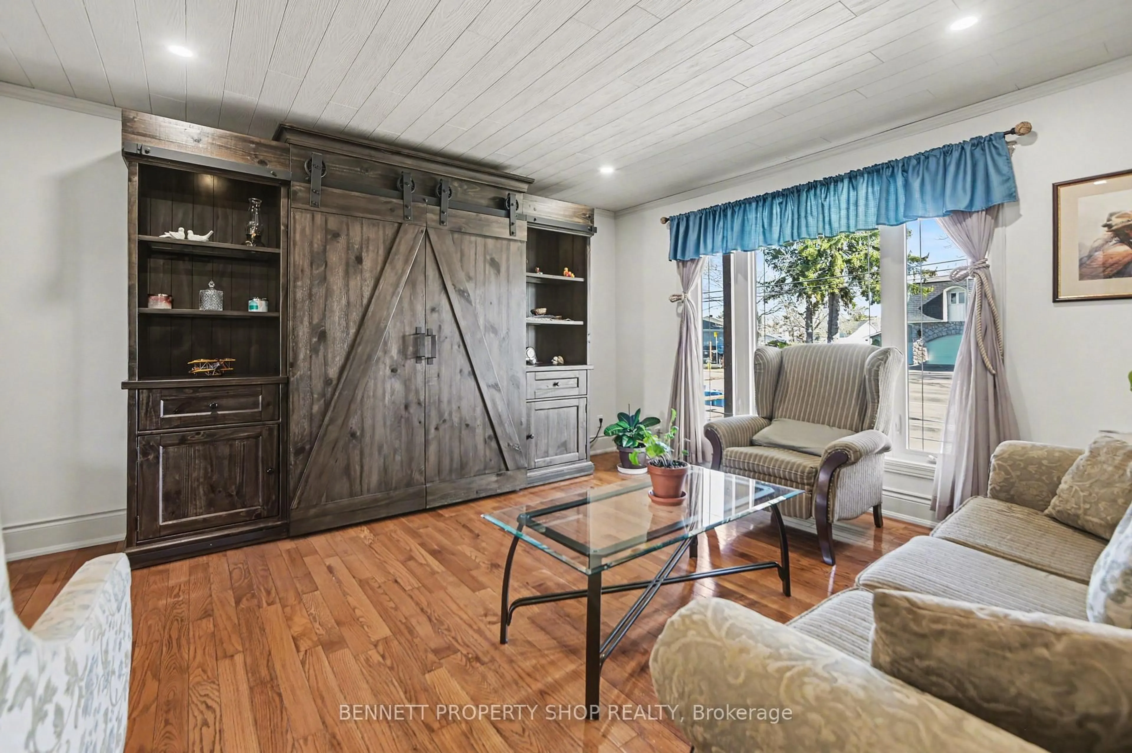 Living room with furniture, wood/laminate floor for 493 Laurier St, Clarence-Rockland Ontario K4K 1E7