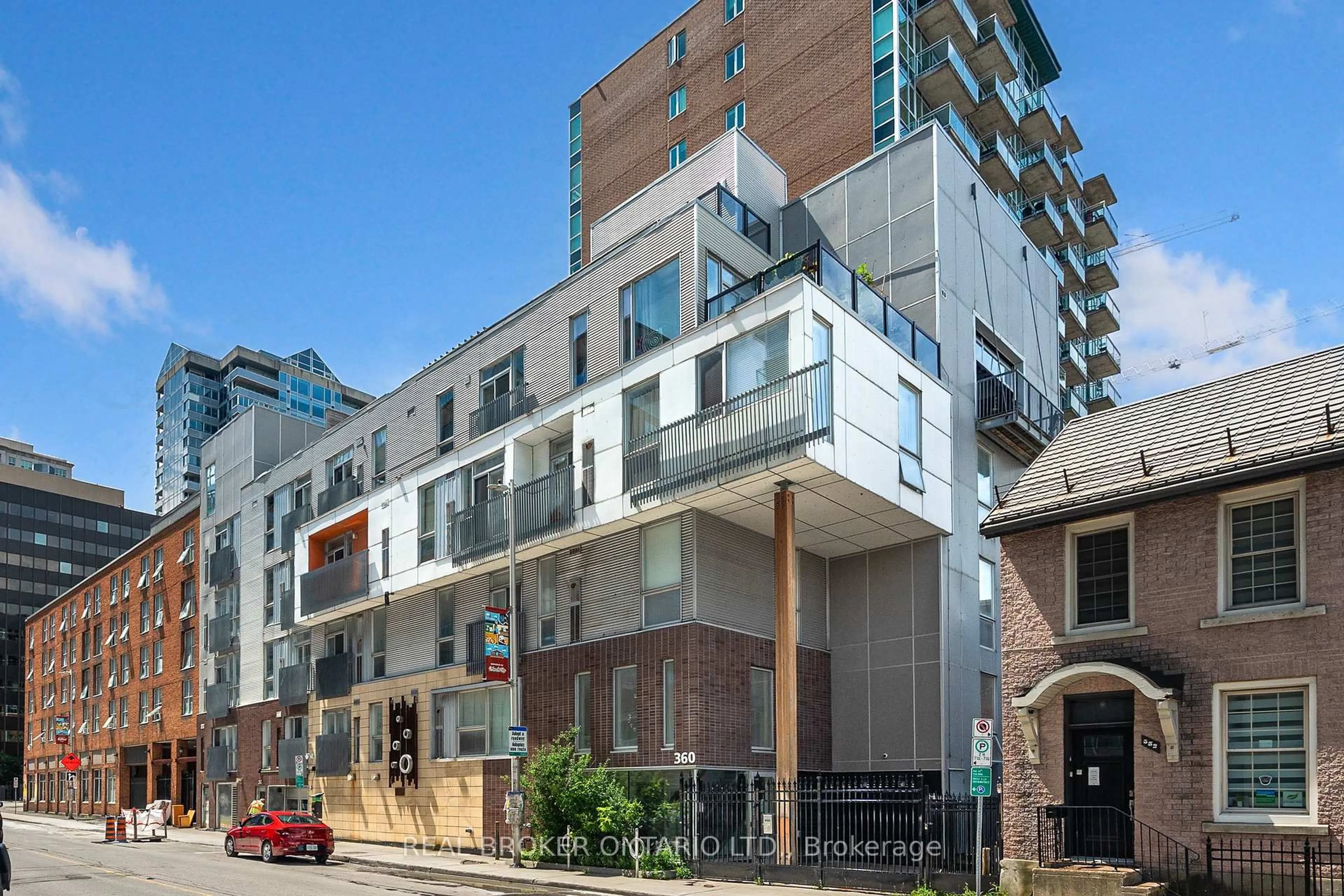 Patio, building for 360 Cumberland St #102, Ottawa Ontario K1N 0B1