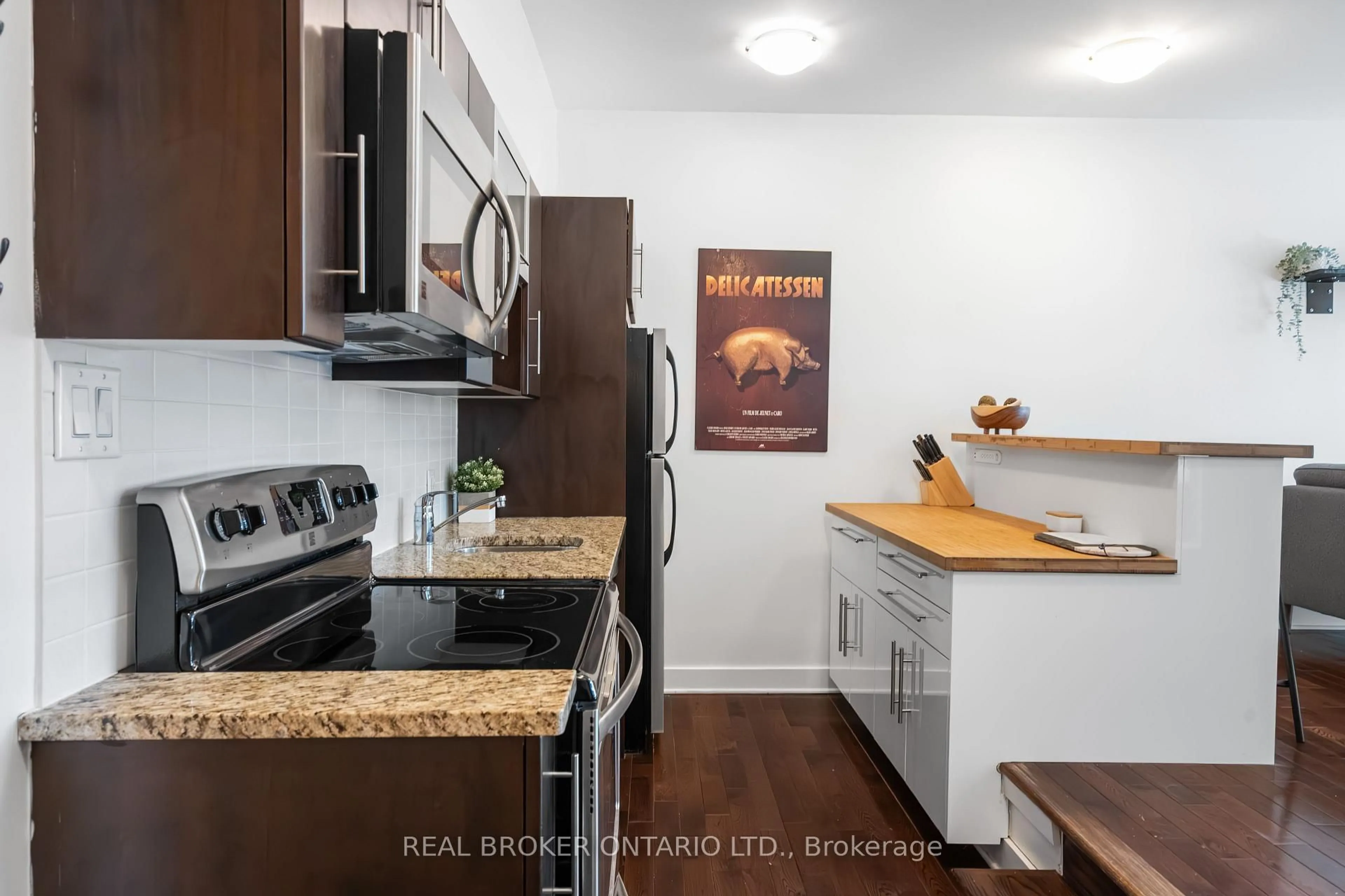 Standard kitchen, wood/laminate floor for 360 Cumberland St #102, Ottawa Ontario K1N 0B1
