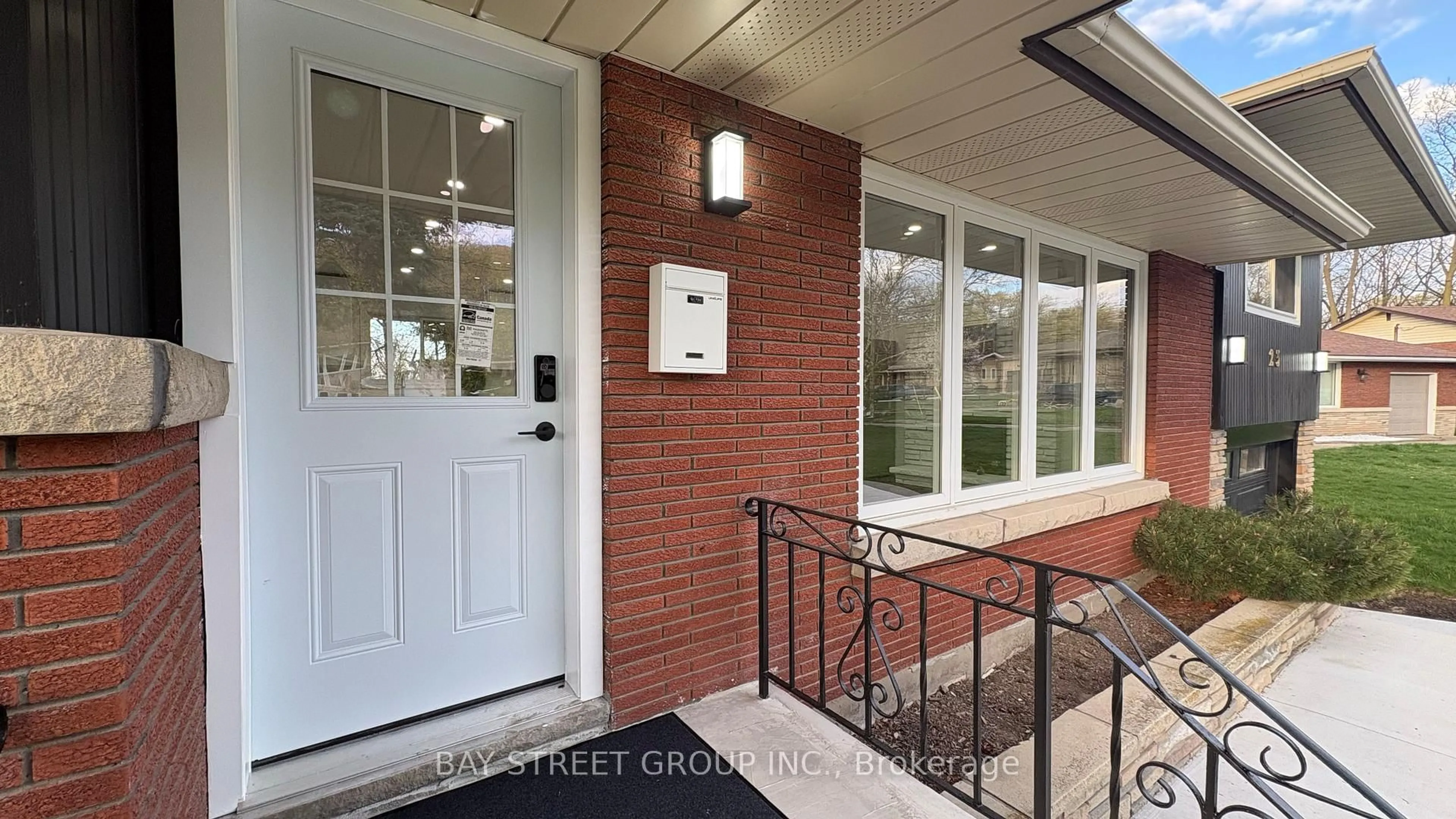 Indoor entryway for 23 Glenbarr Rd, St. Catharines Ontario L2T 1Y2