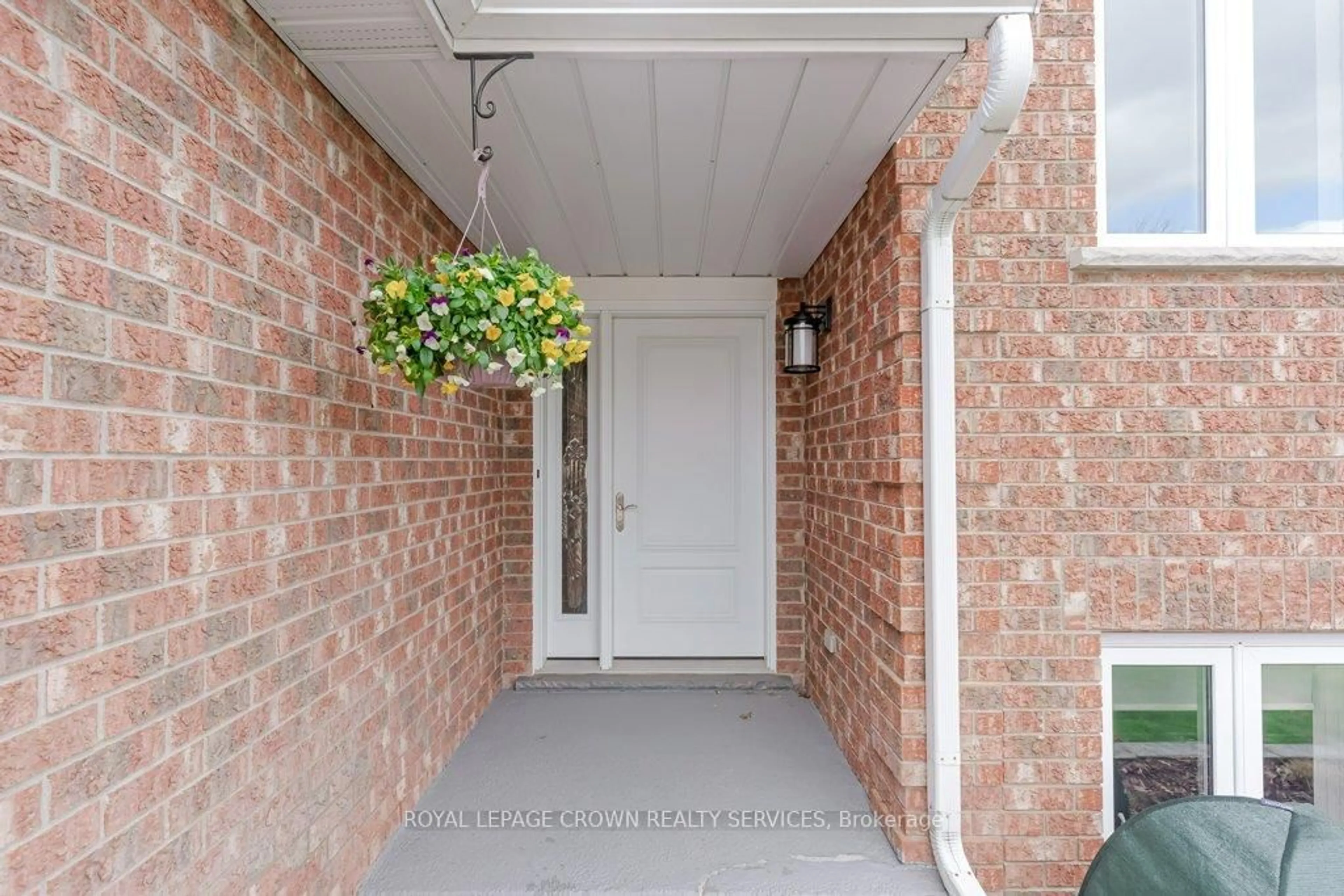 Indoor entryway for 56 Dawn Cres, Cambridge Ontario N3C 4A9