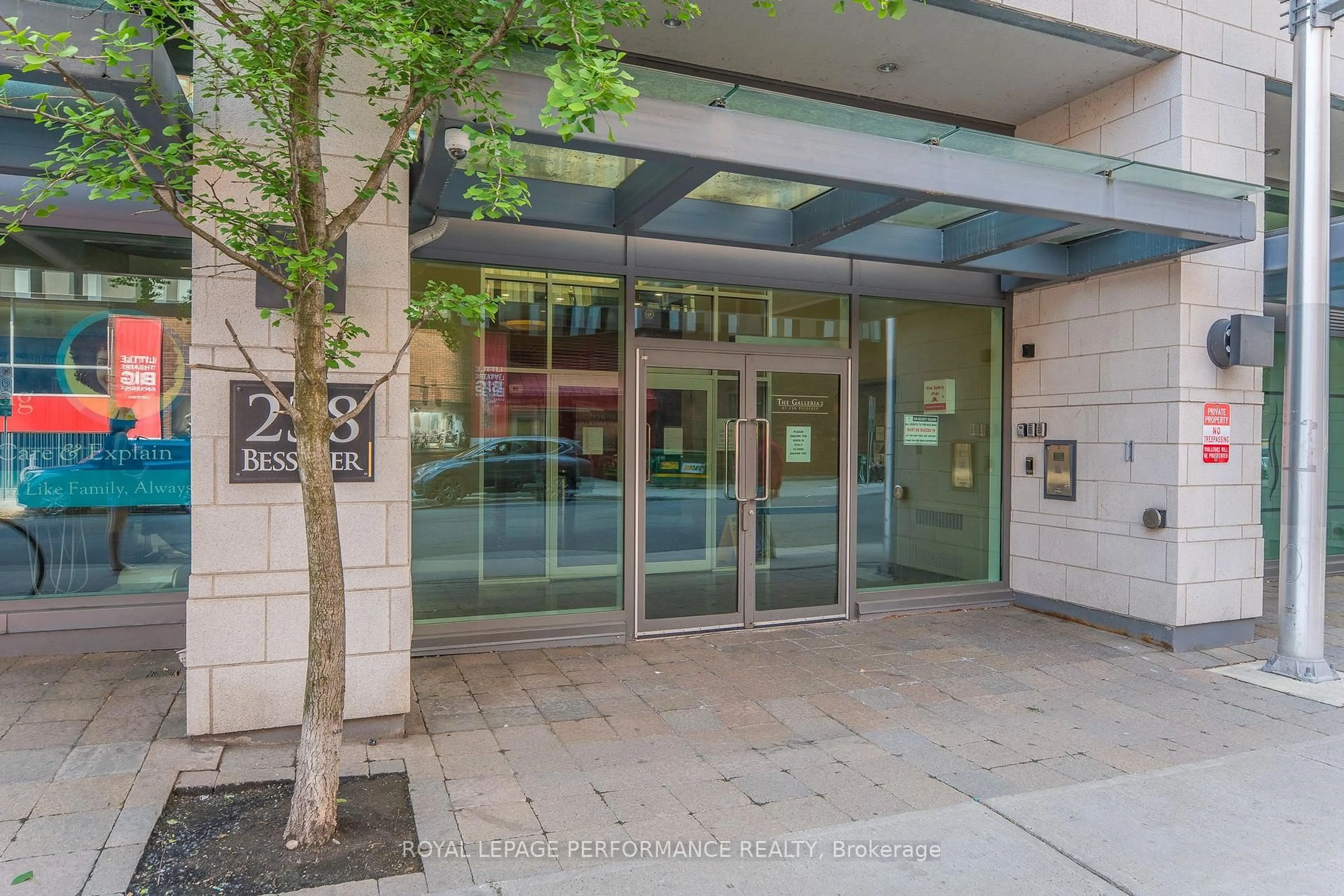 Indoor foyer for 238 Besserer St #1504, Ottawa Ontario K1N 6B1