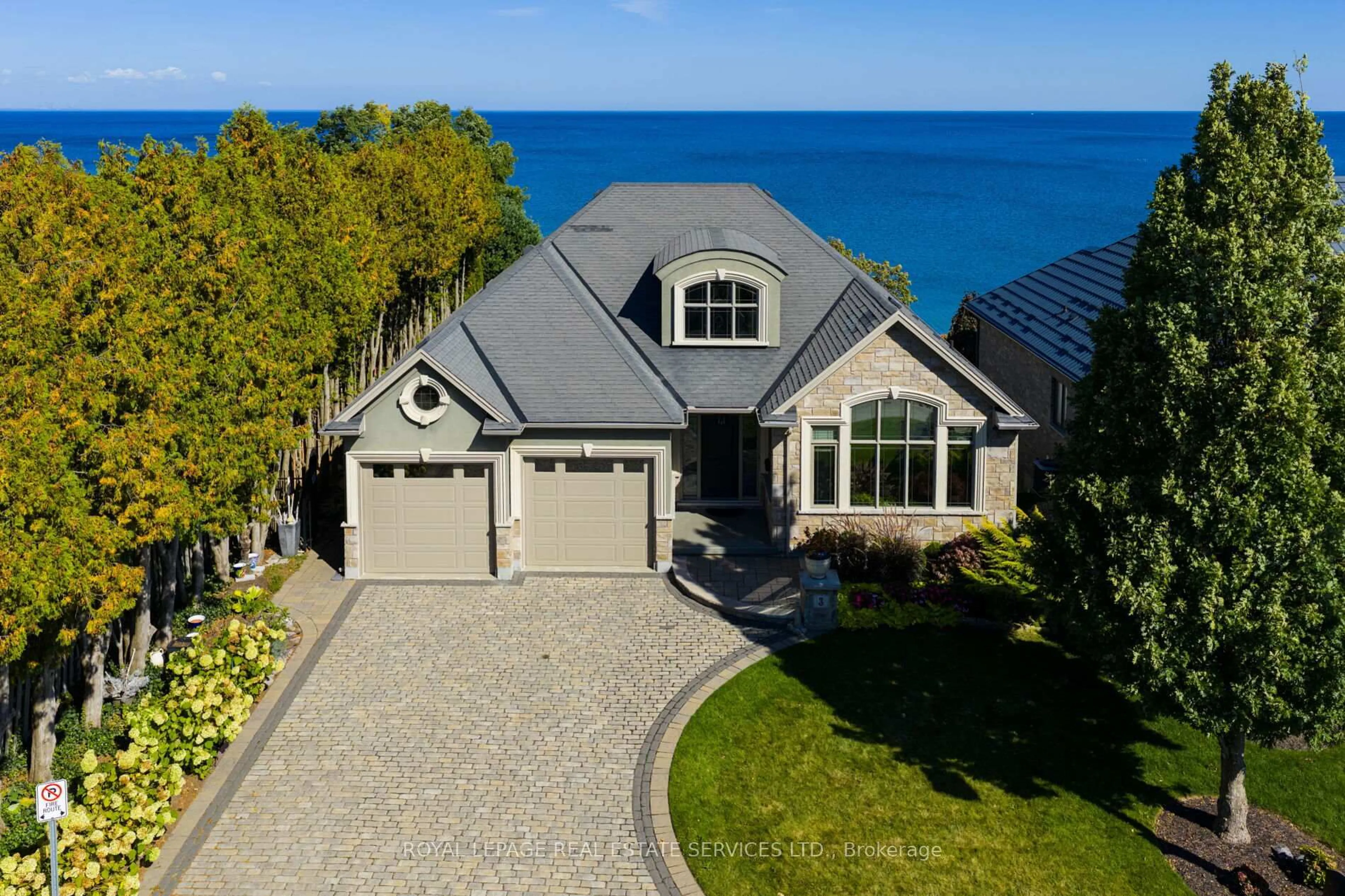 A pic from outside/outdoor area/front of a property/back of a property/a pic from drone, water/lake/river/ocean view for 61 Lake St #3, Grimsby Ontario L3M 2G6