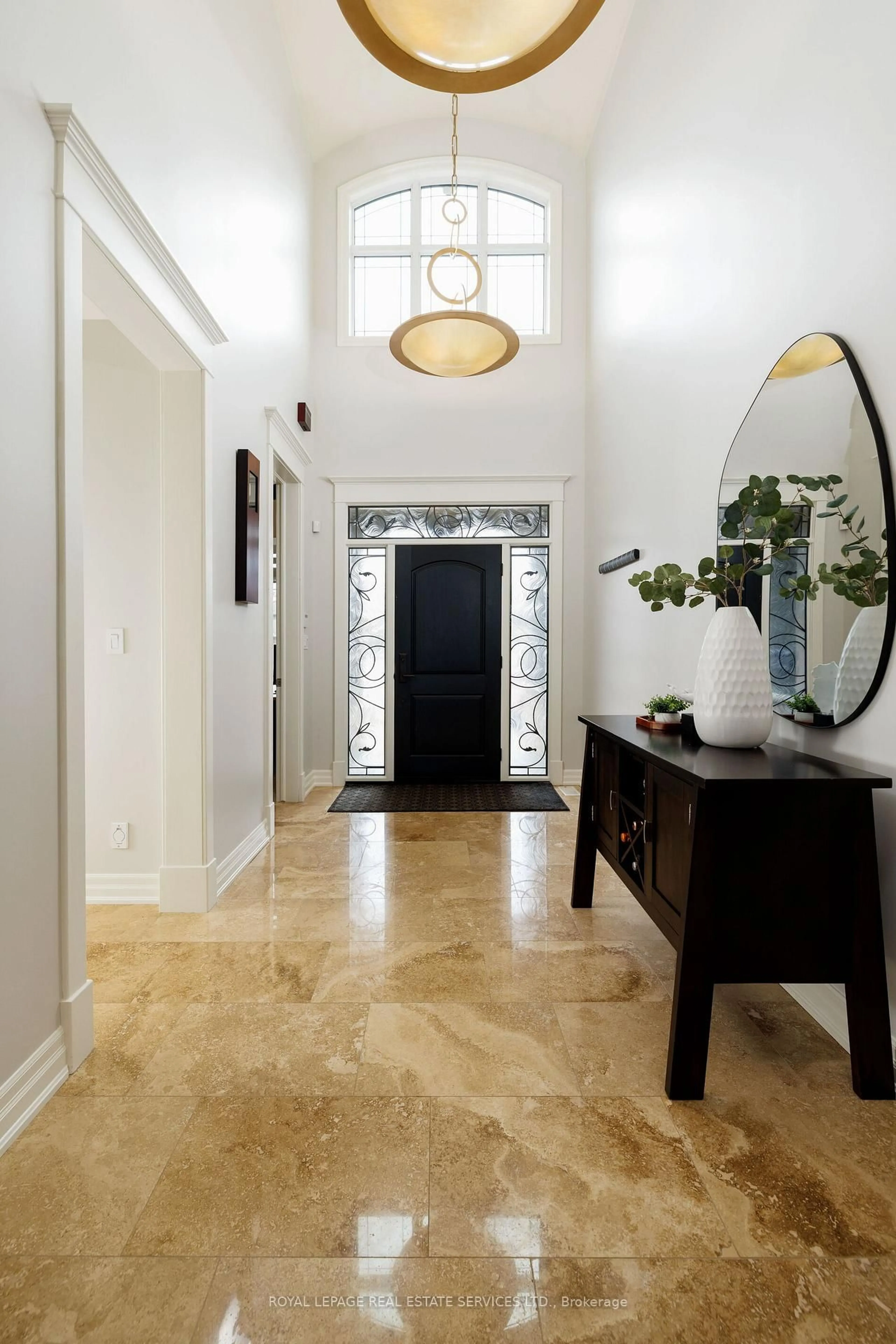 Indoor entryway for 61 Lake St #3, Grimsby Ontario L3M 2G6