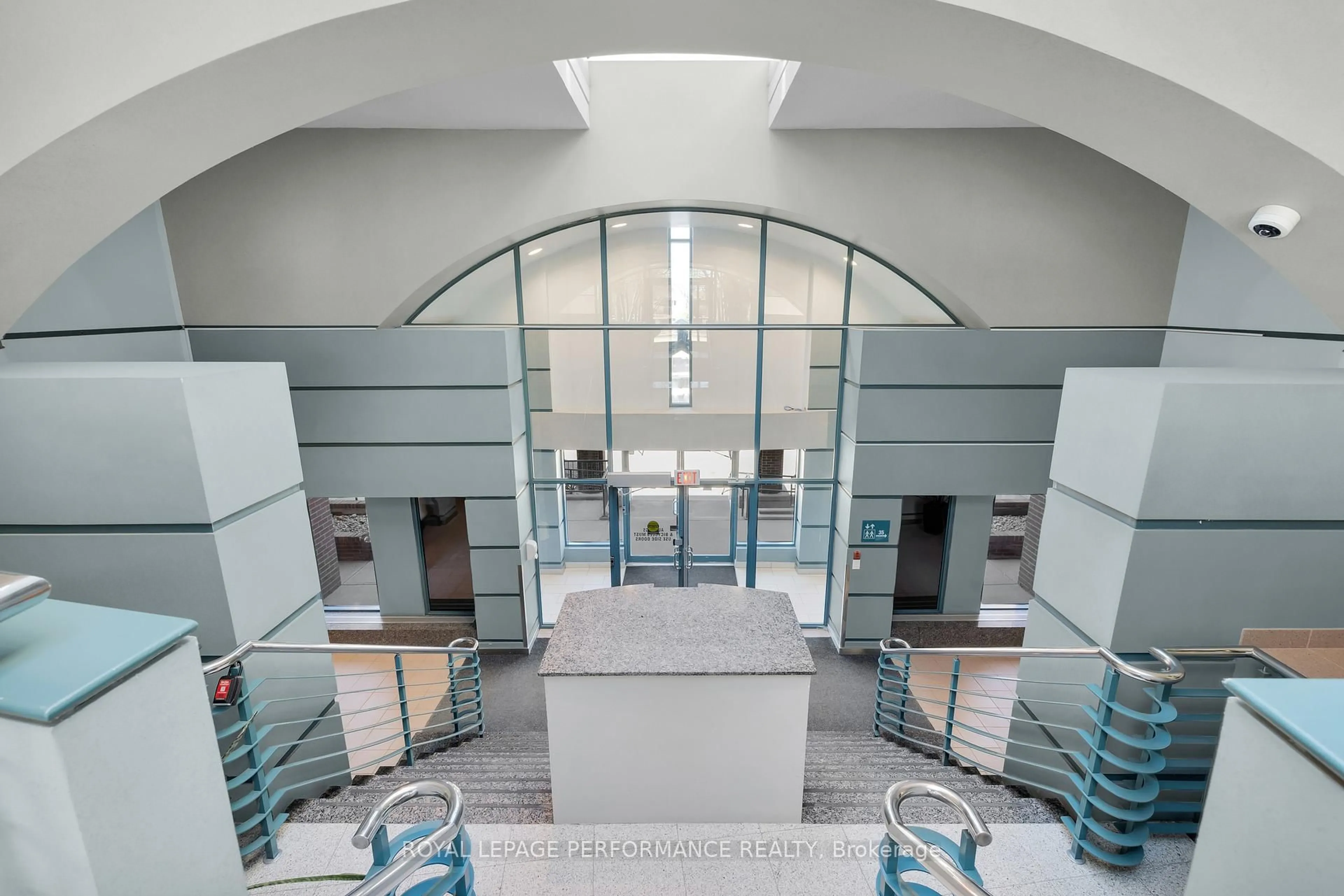 Indoor foyer for 45 Holland Ave #611, Ottawa Ontario K1Y 4S3