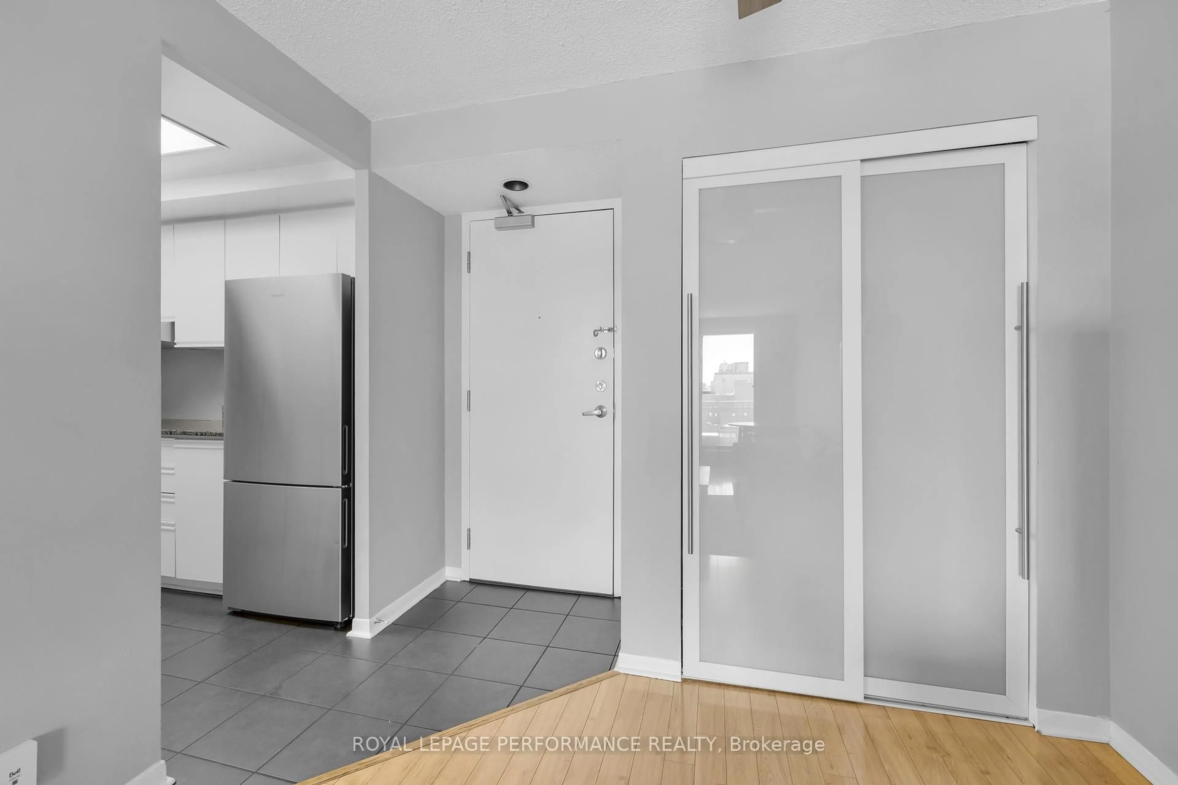 Indoor entryway for 45 Holland Ave #611, Ottawa Ontario K1Y 4S3