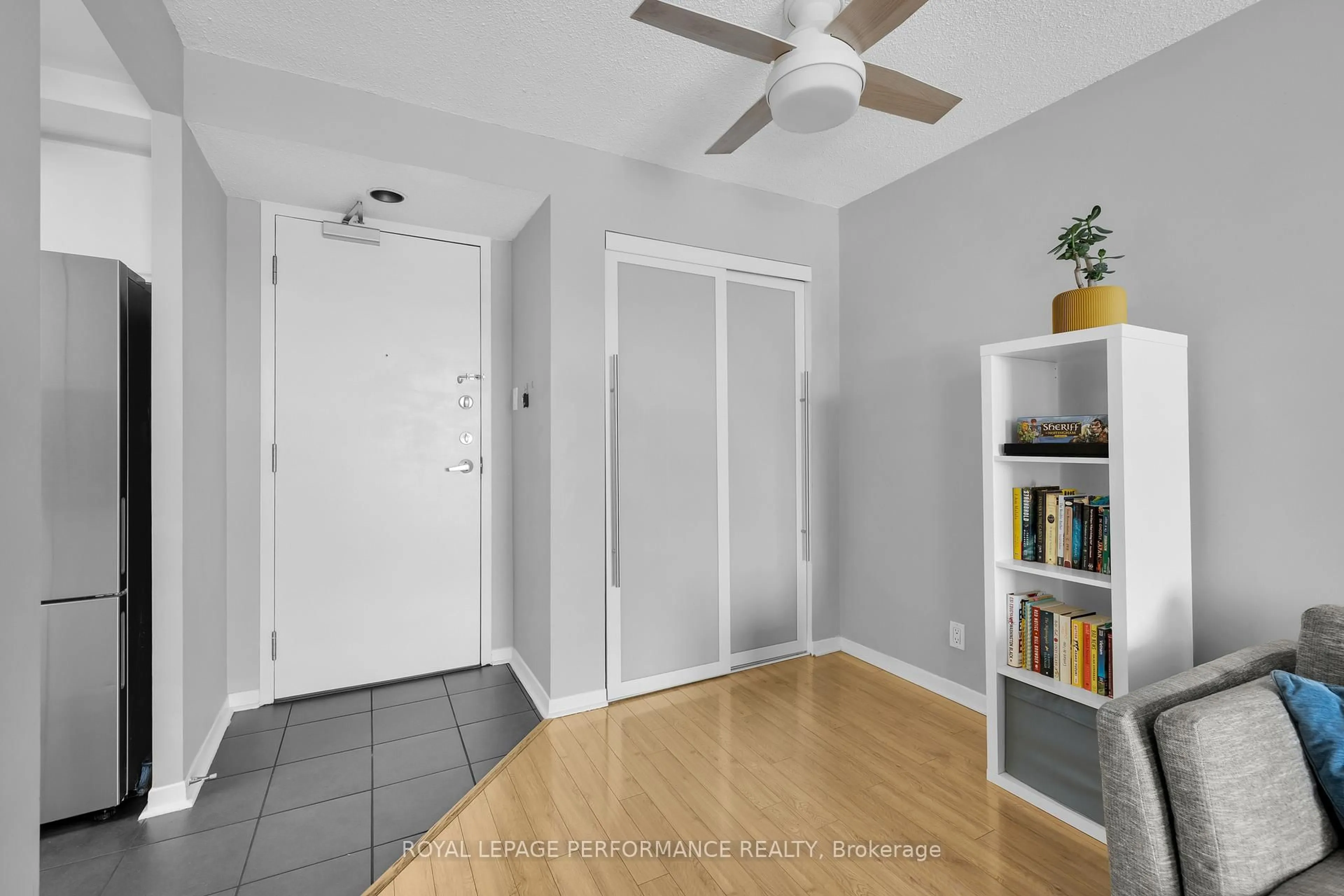 Indoor entryway for 45 Holland Ave #611, Ottawa Ontario K1Y 4S3