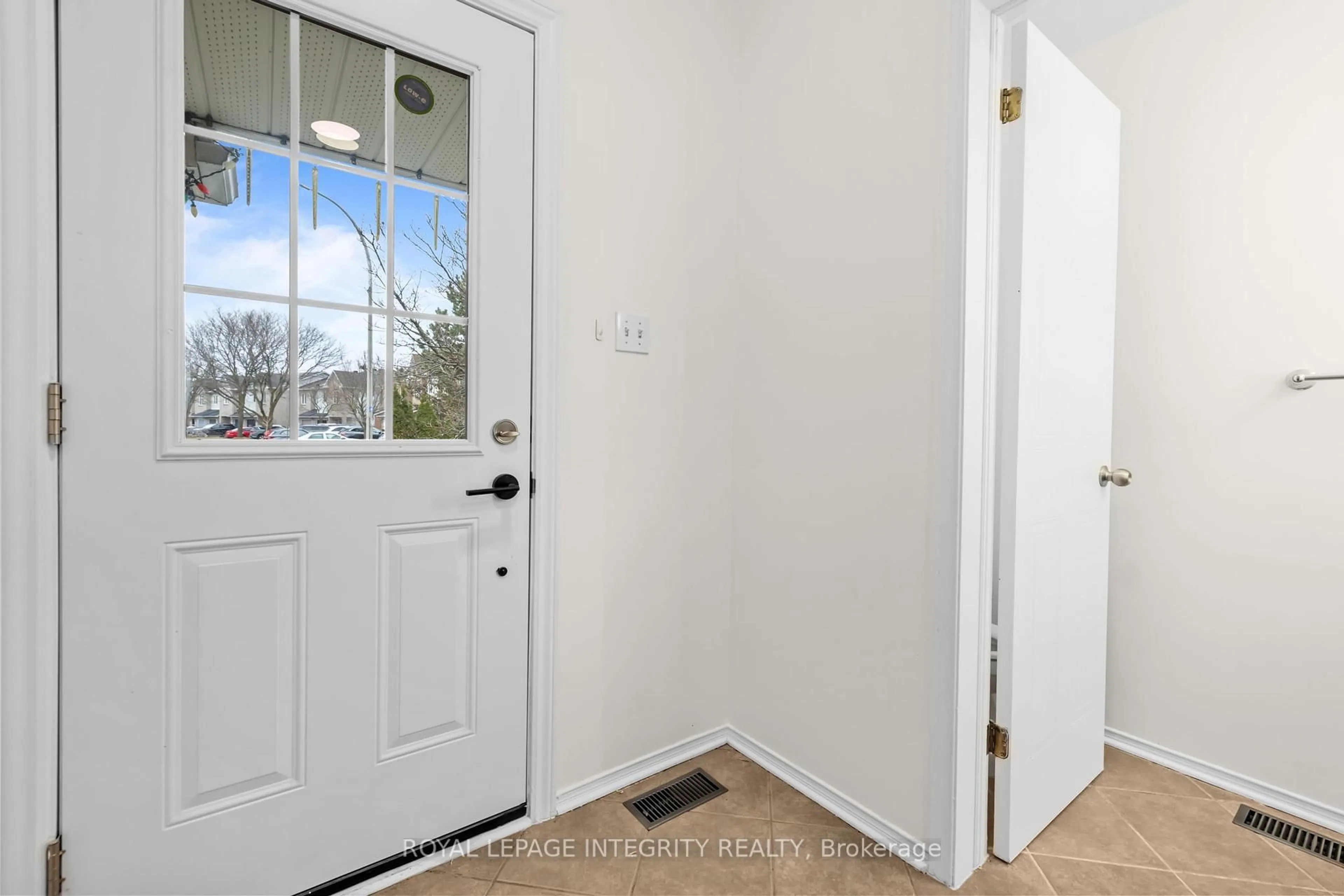 Indoor entryway for 9 Flowertree Cres, Ottawa Ontario K2M 2R6