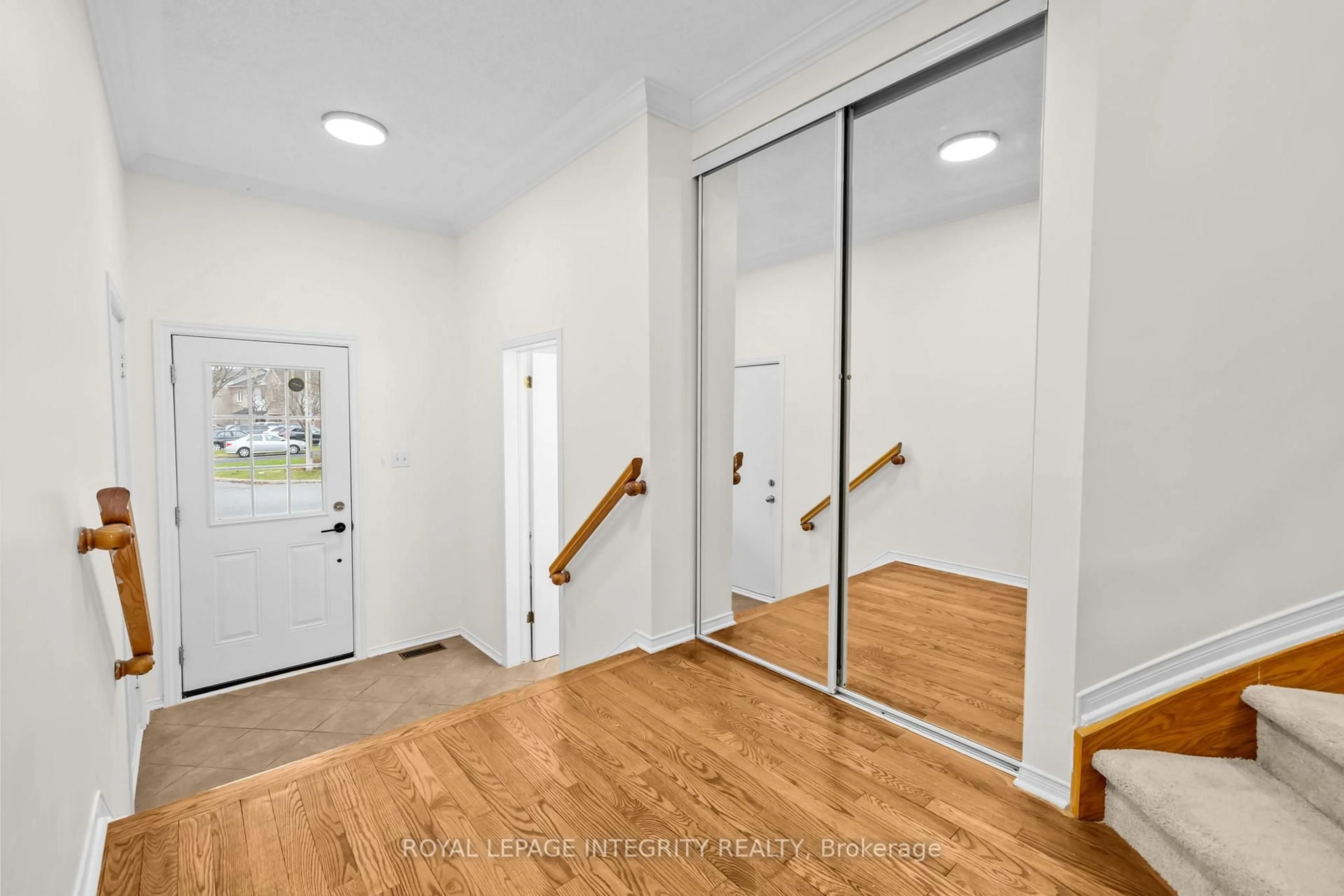 Indoor entryway for 9 Flowertree Cres, Ottawa Ontario K2M 2R6