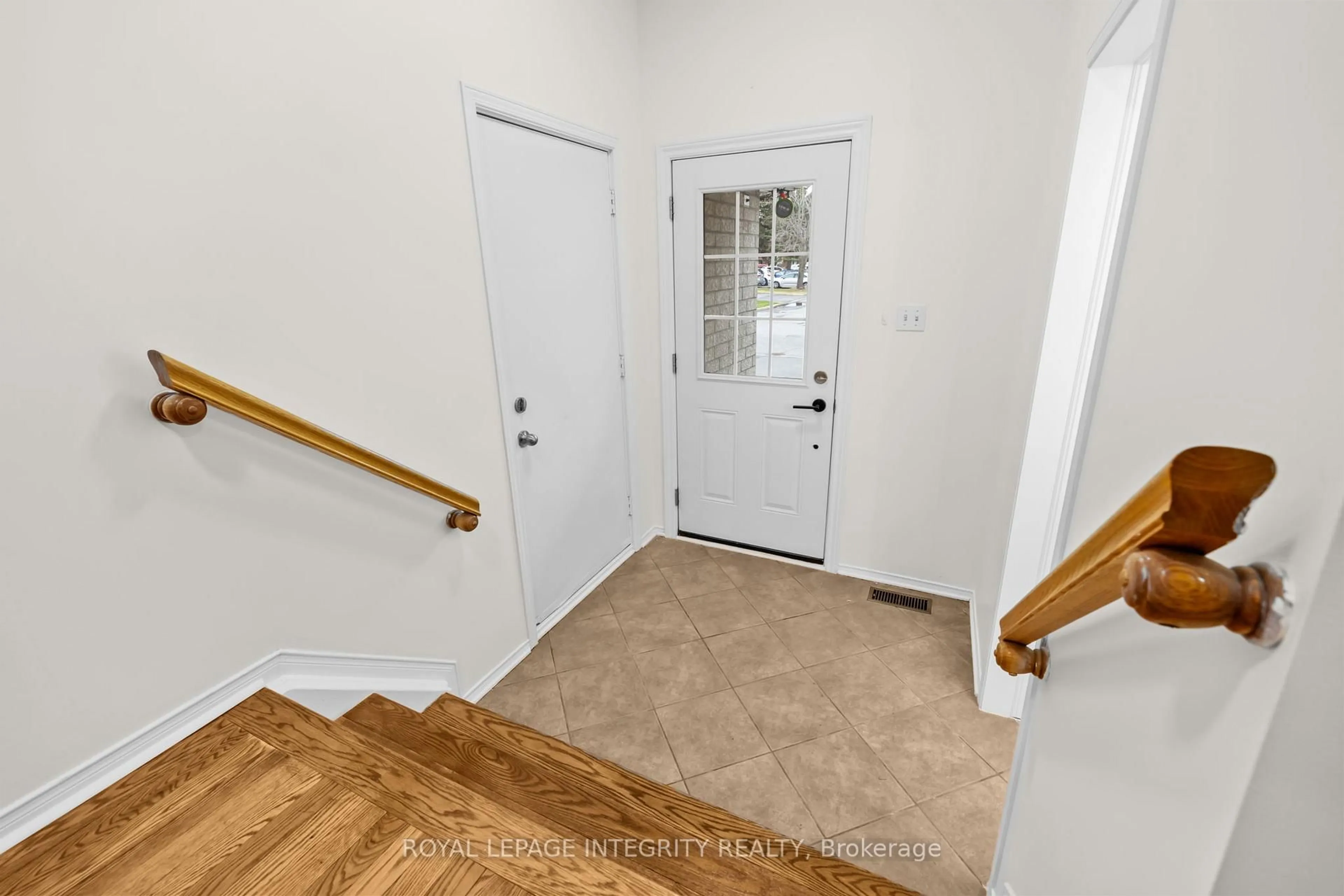 Indoor entryway for 9 Flowertree Cres, Ottawa Ontario K2M 2R6