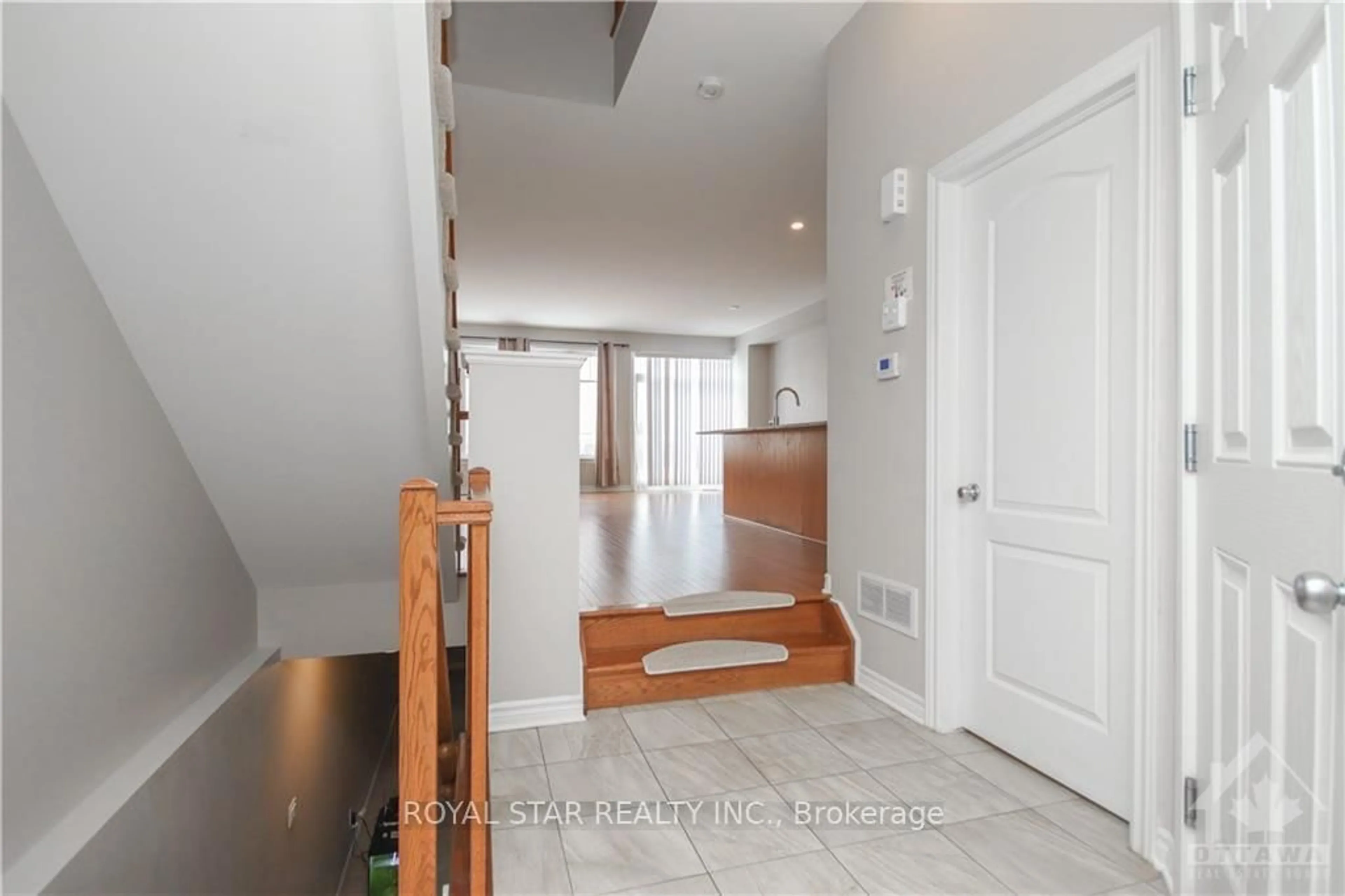 Indoor entryway for 105 Eric Maloney Way, Ottawa Ontario K1T 0R2