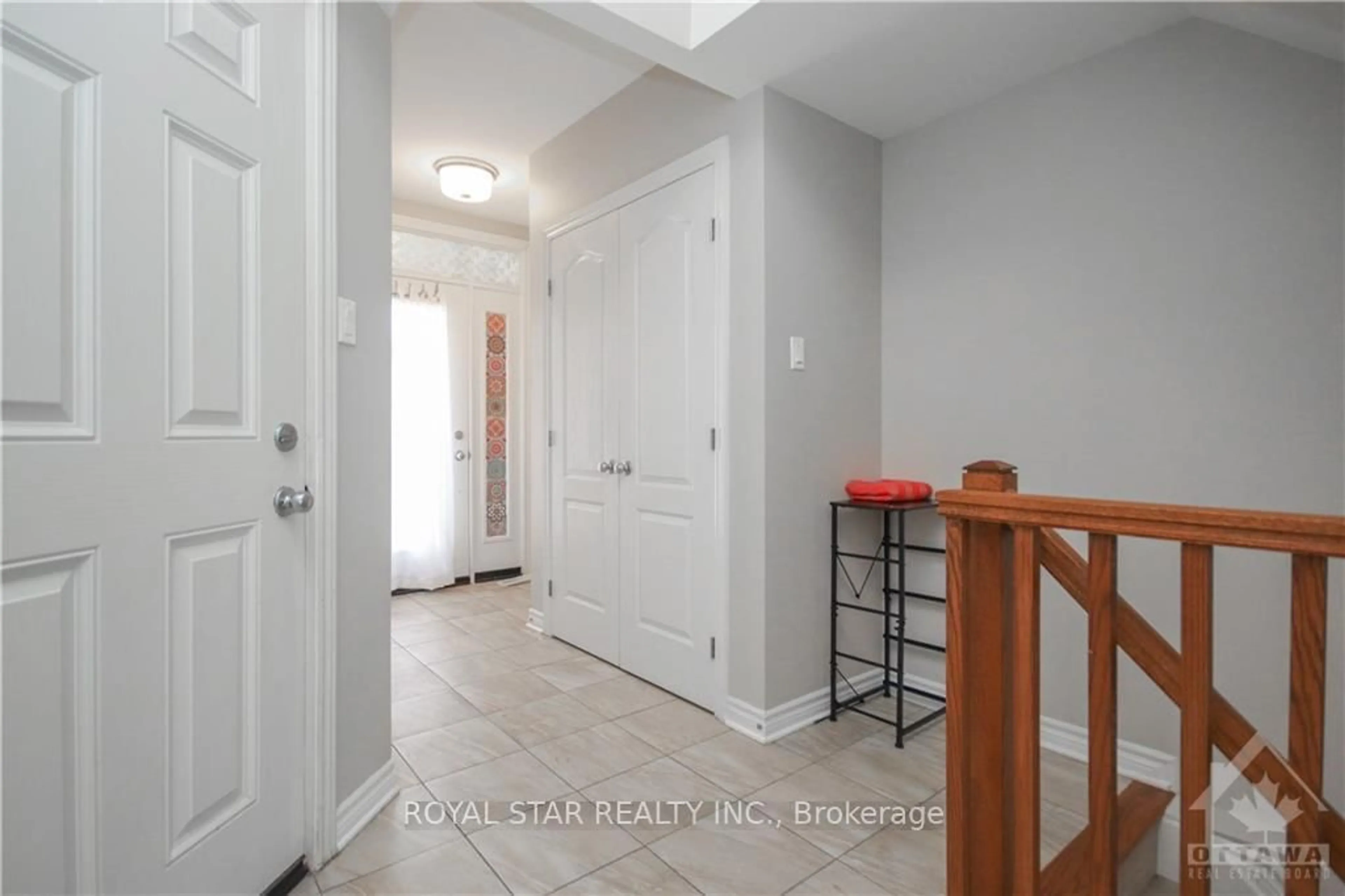 Indoor entryway for 105 Eric Maloney Way, Ottawa Ontario K1T 0R2
