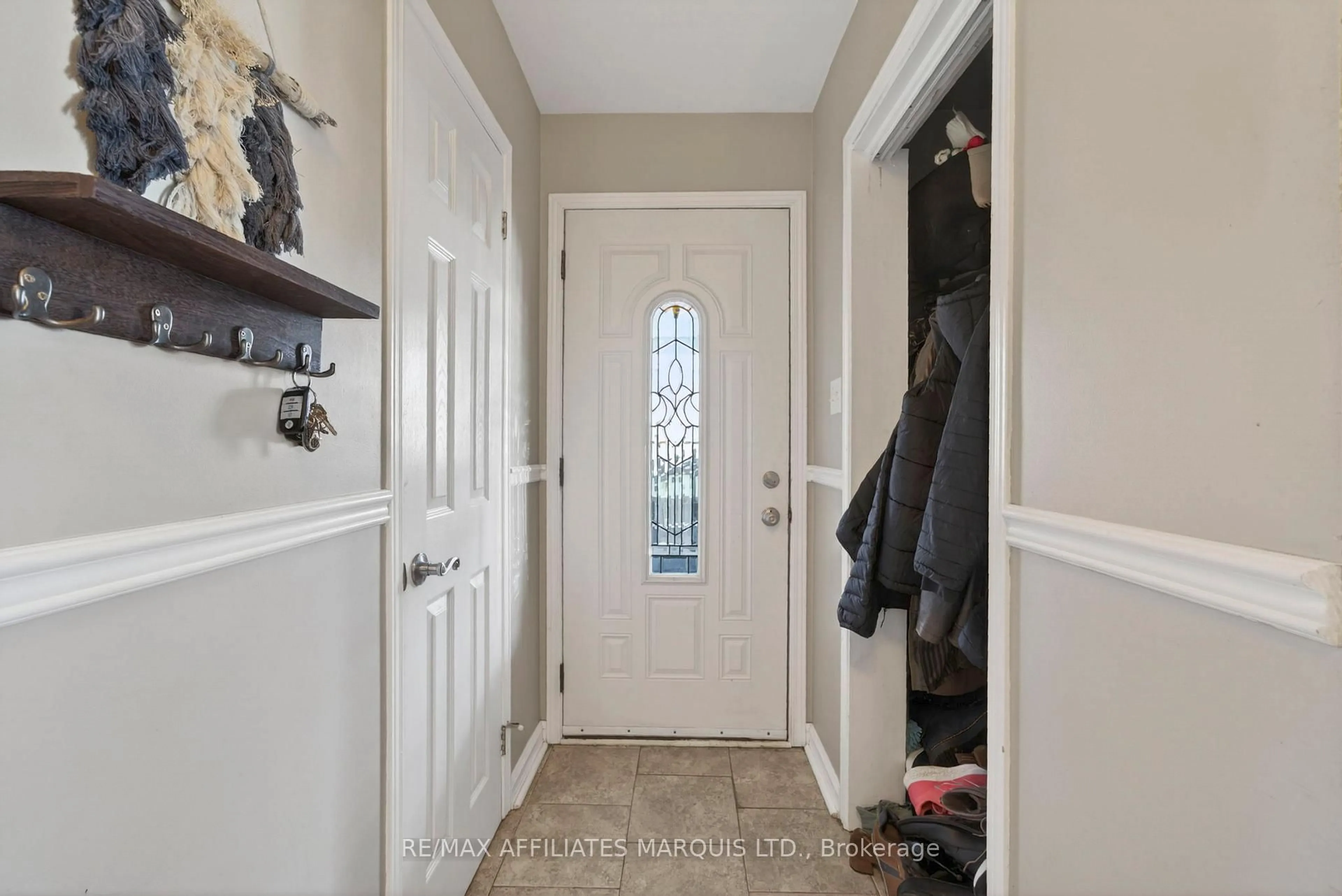 Indoor entryway for 2122 Tollgate Rd, Cornwall Ontario K6J 5W6