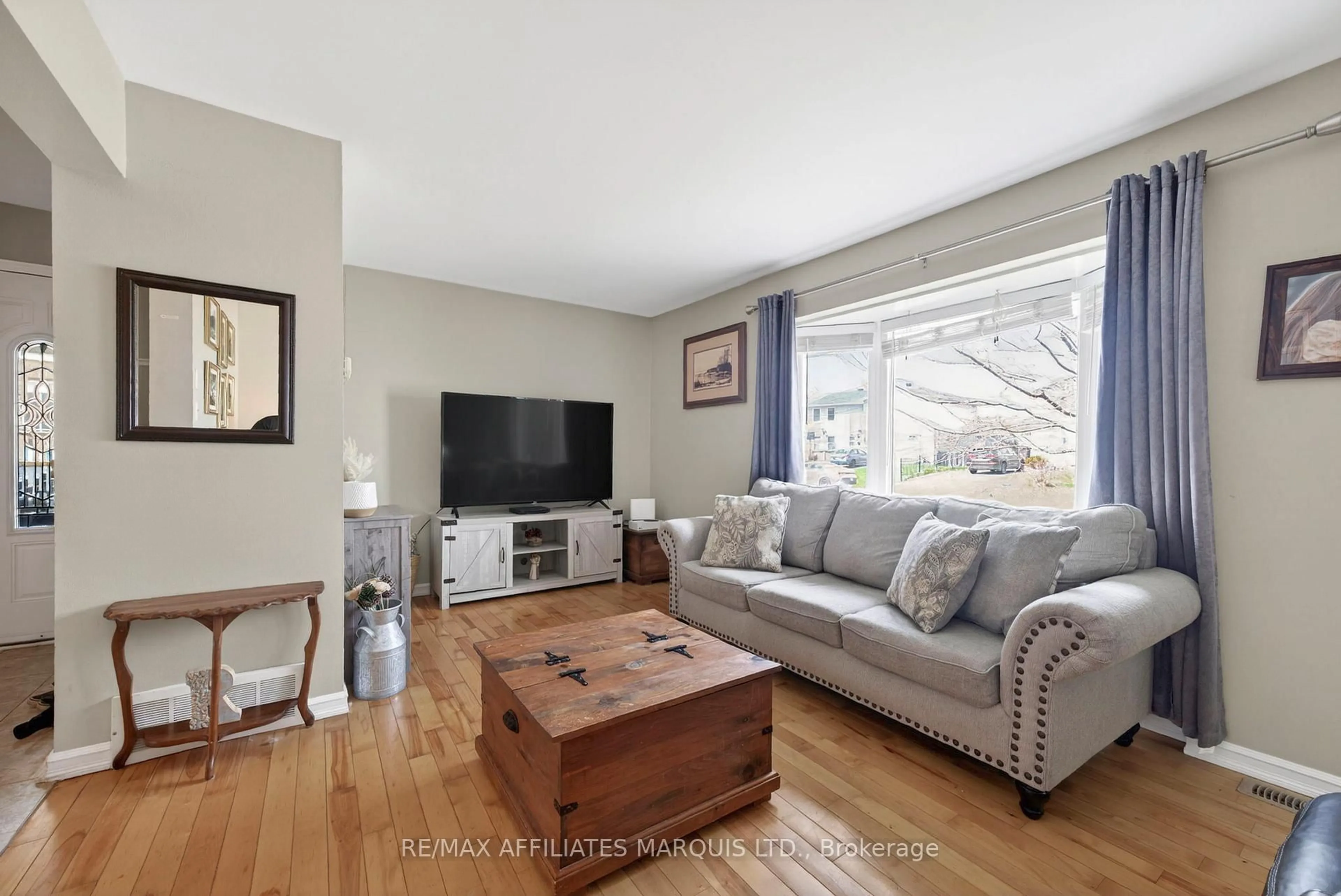 Living room with furniture, wood/laminate floor for 2122 Tollgate Rd, Cornwall Ontario K6J 5W6