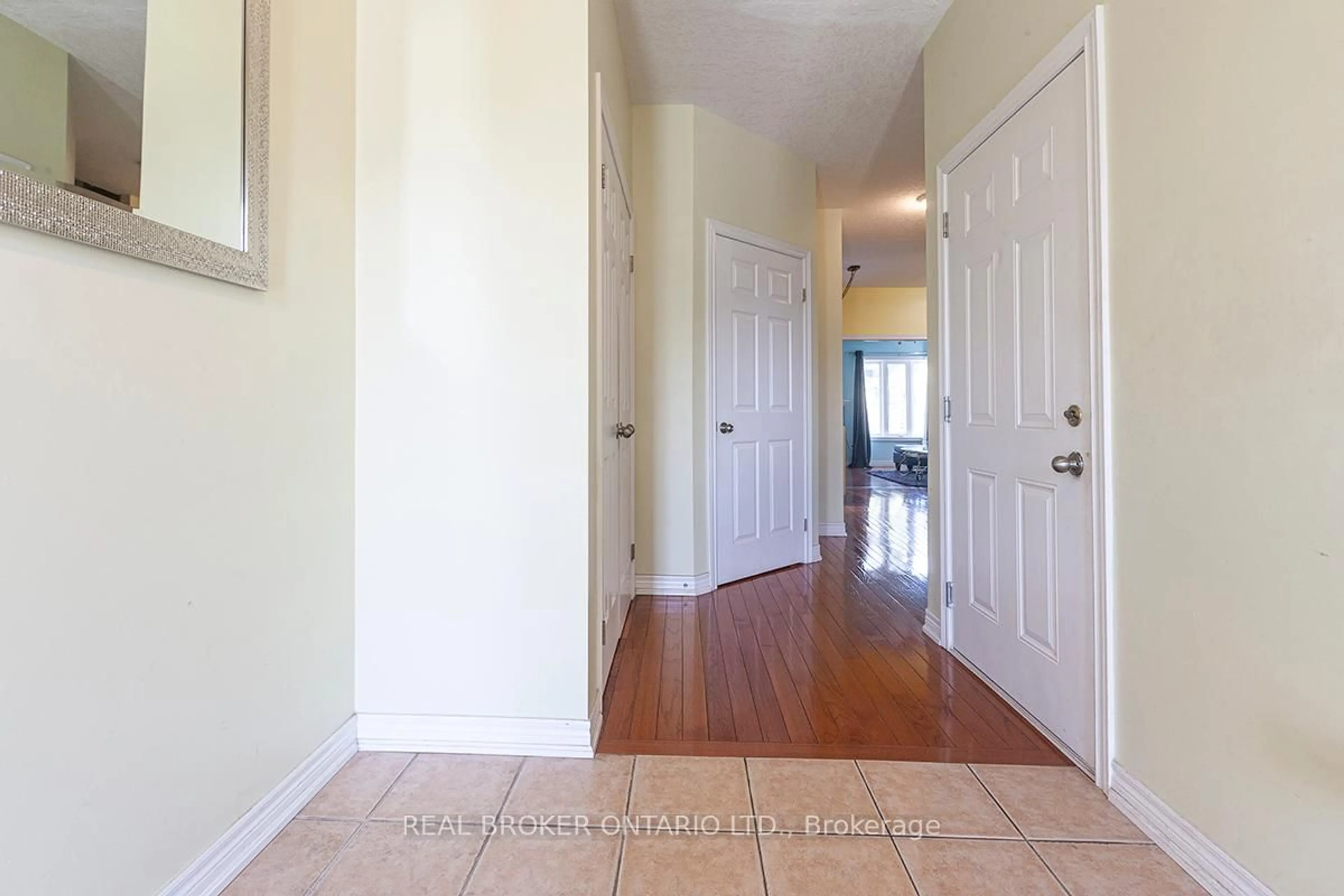 Indoor entryway for 66 Springvalley Cres, Hamilton Ontario L9C 7X3