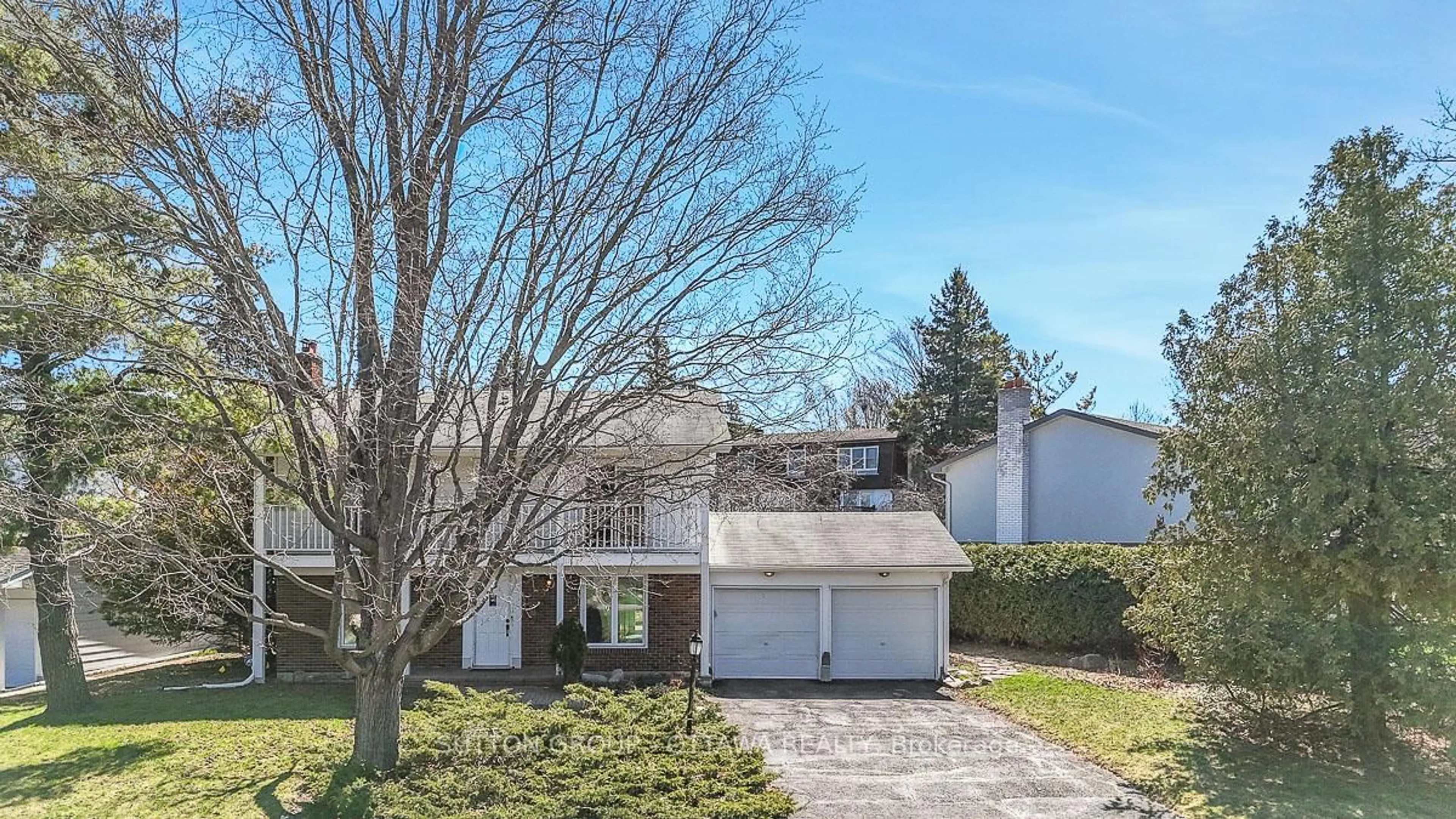 A pic from outside/outdoor area/front of a property/back of a property/a pic from drone, street for 38 Beaver Rdge, Ottawa Ontario K2E 6C7