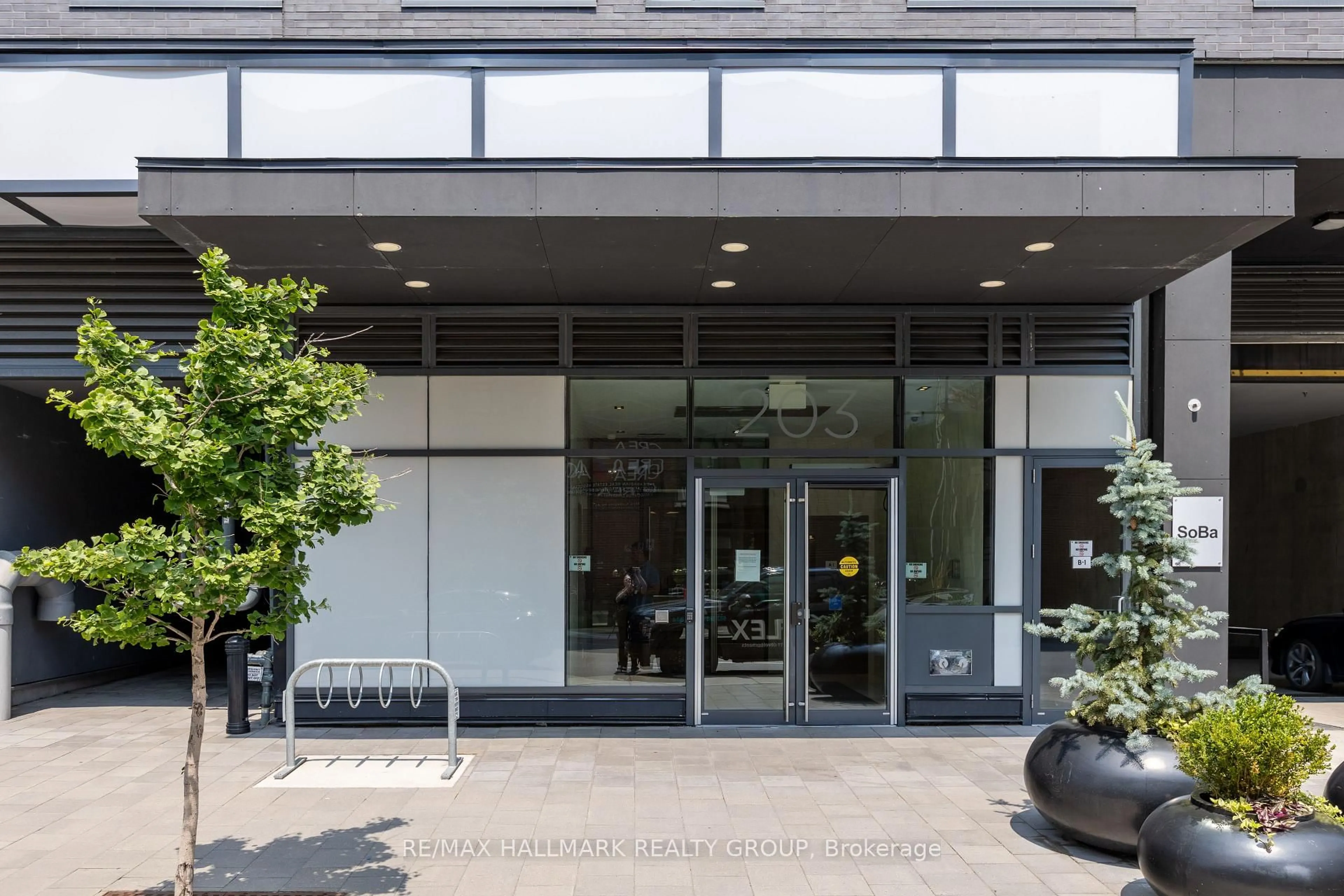 Indoor foyer for 203 CATHERINE St #311, Ottawa Ontario K2P 1J5