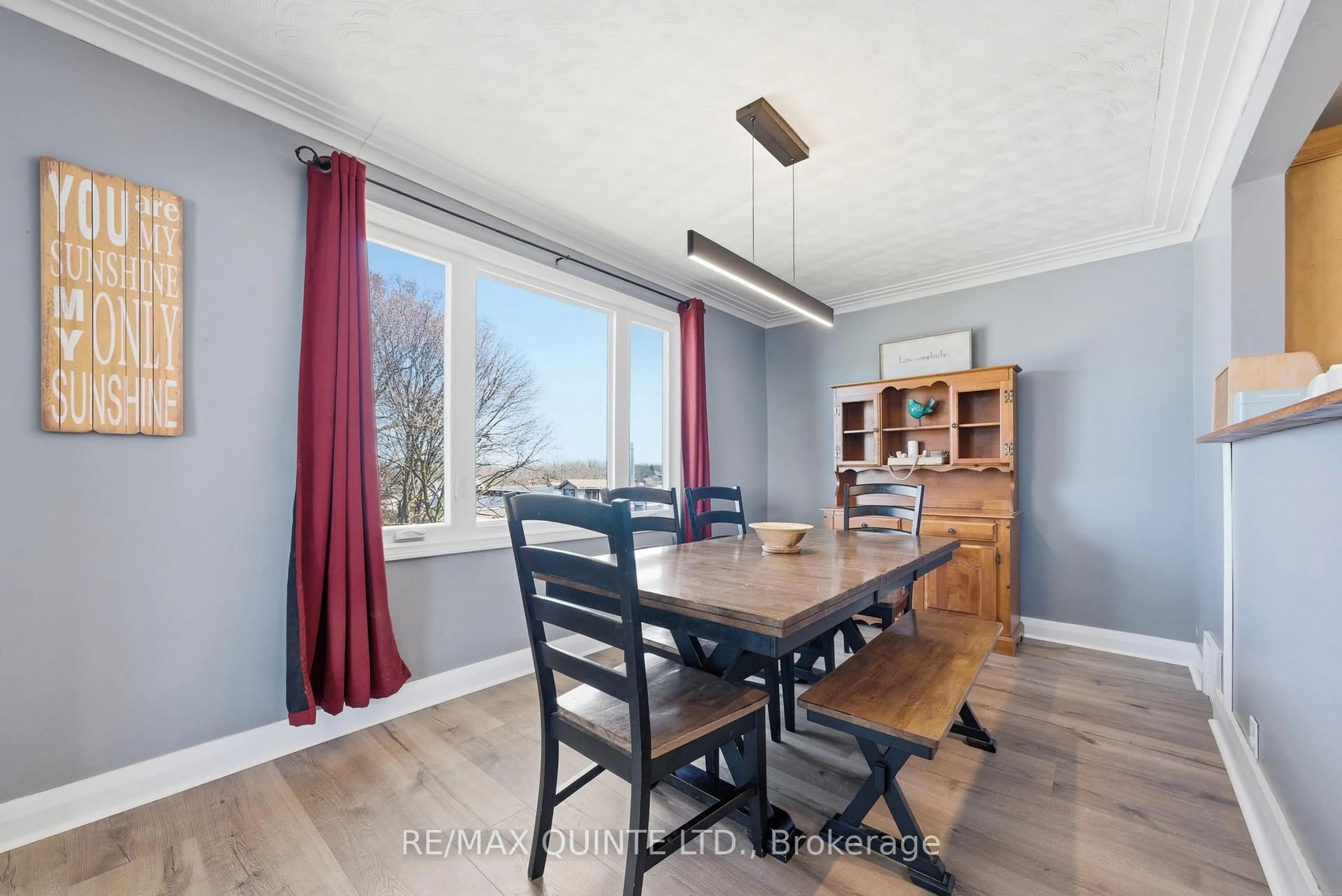 Dining room, wood/laminate floor for 13 Sutcliffe Blvd, Quinte West Ontario K8V 3M4