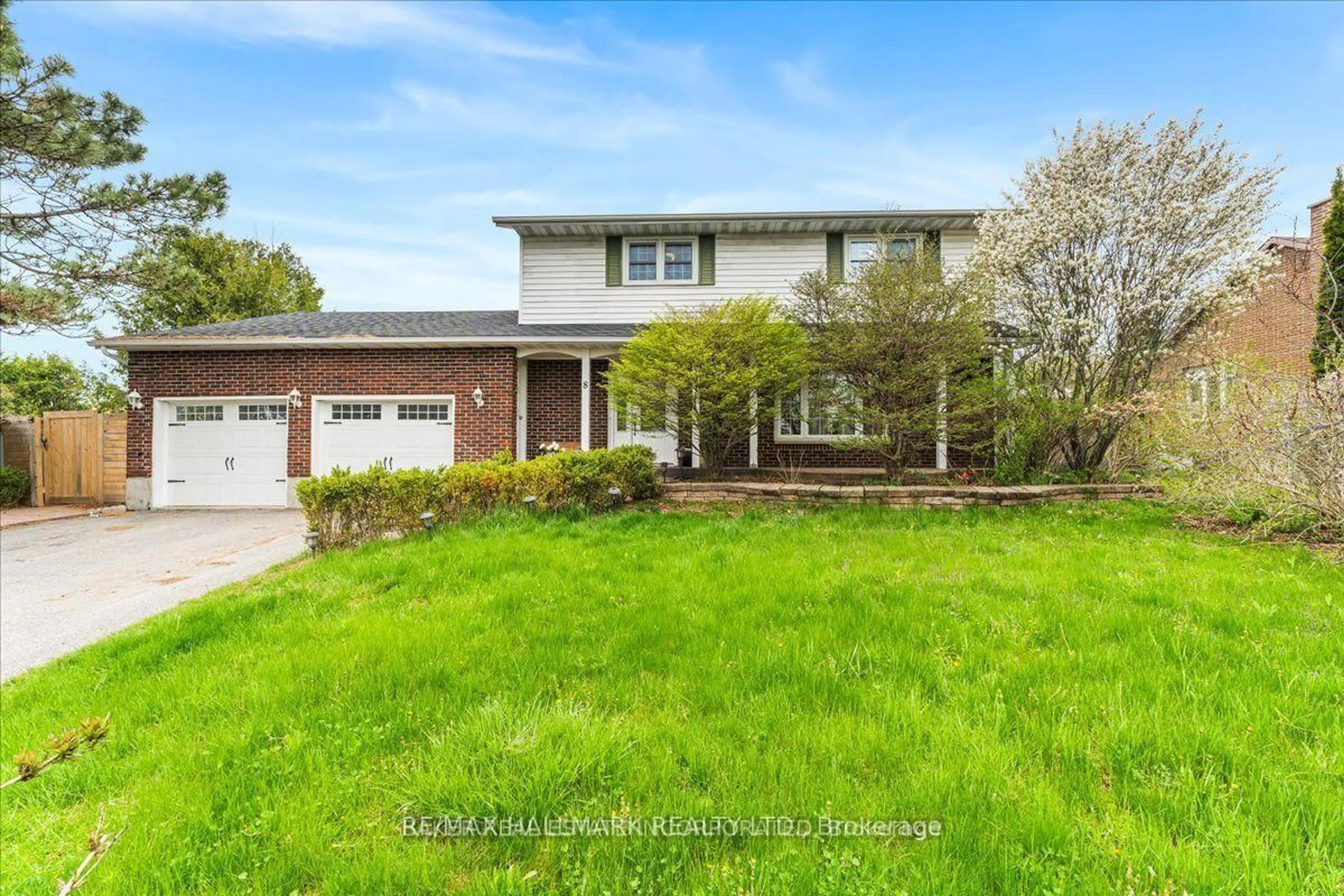 A pic from outside/outdoor area/front of a property/back of a property/a pic from drone, street for 8 Lakeview Hts, Brighton Ontario K0K 1H0