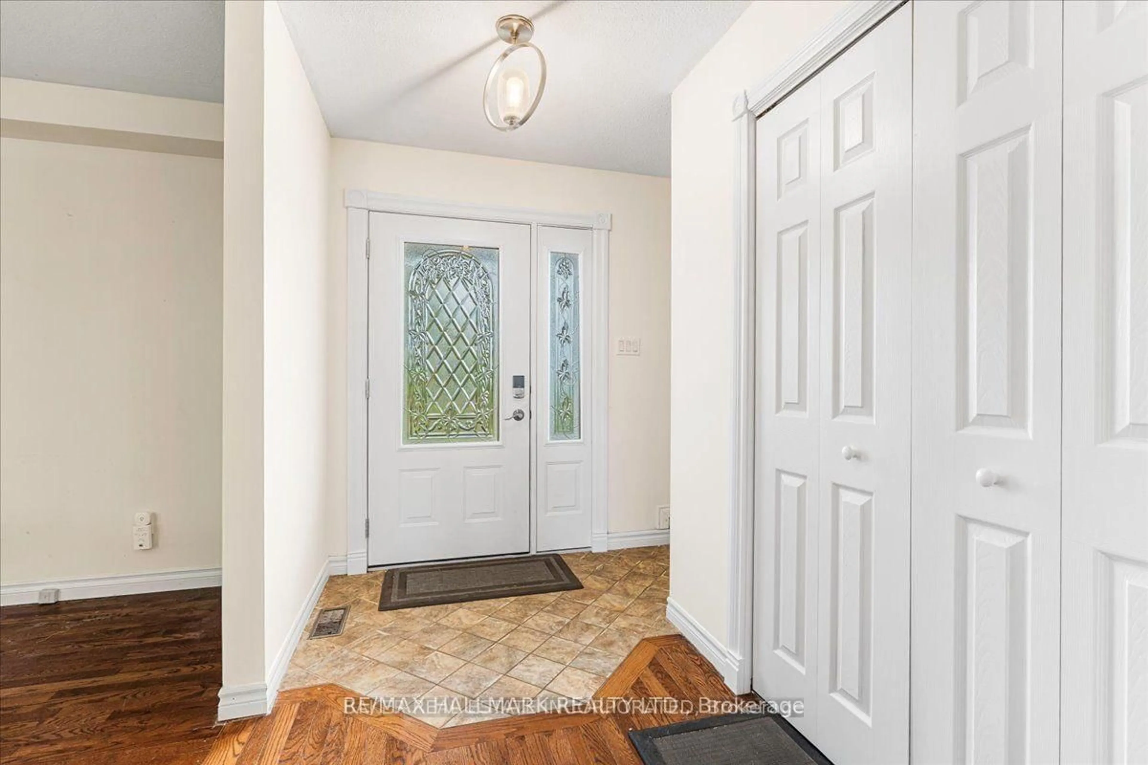 Indoor entryway for 8 Lakeview Hts, Brighton Ontario K0K 1H0