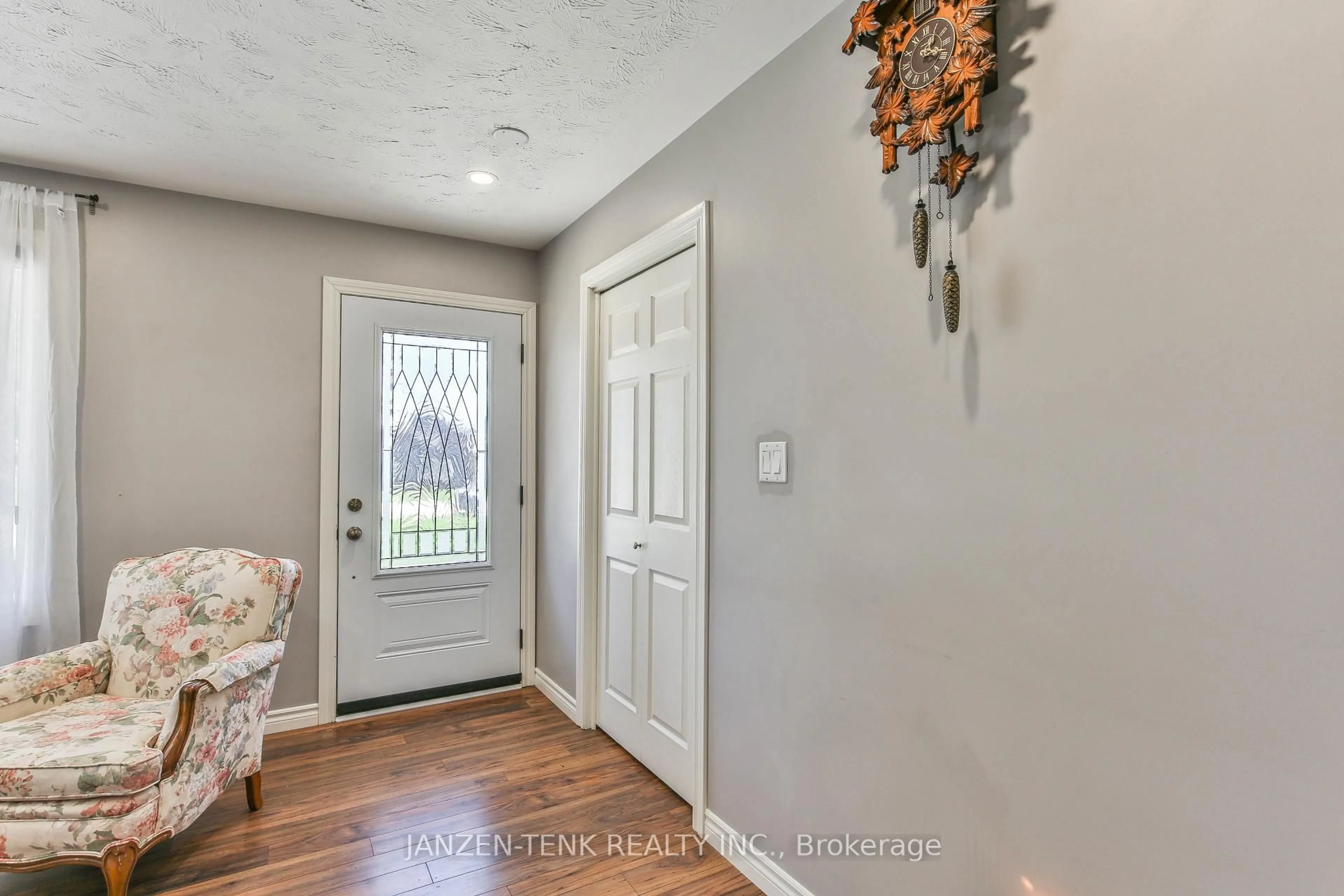 Indoor entryway for 6551 Springfield Rd, Malahide Ontario N5H 2R5