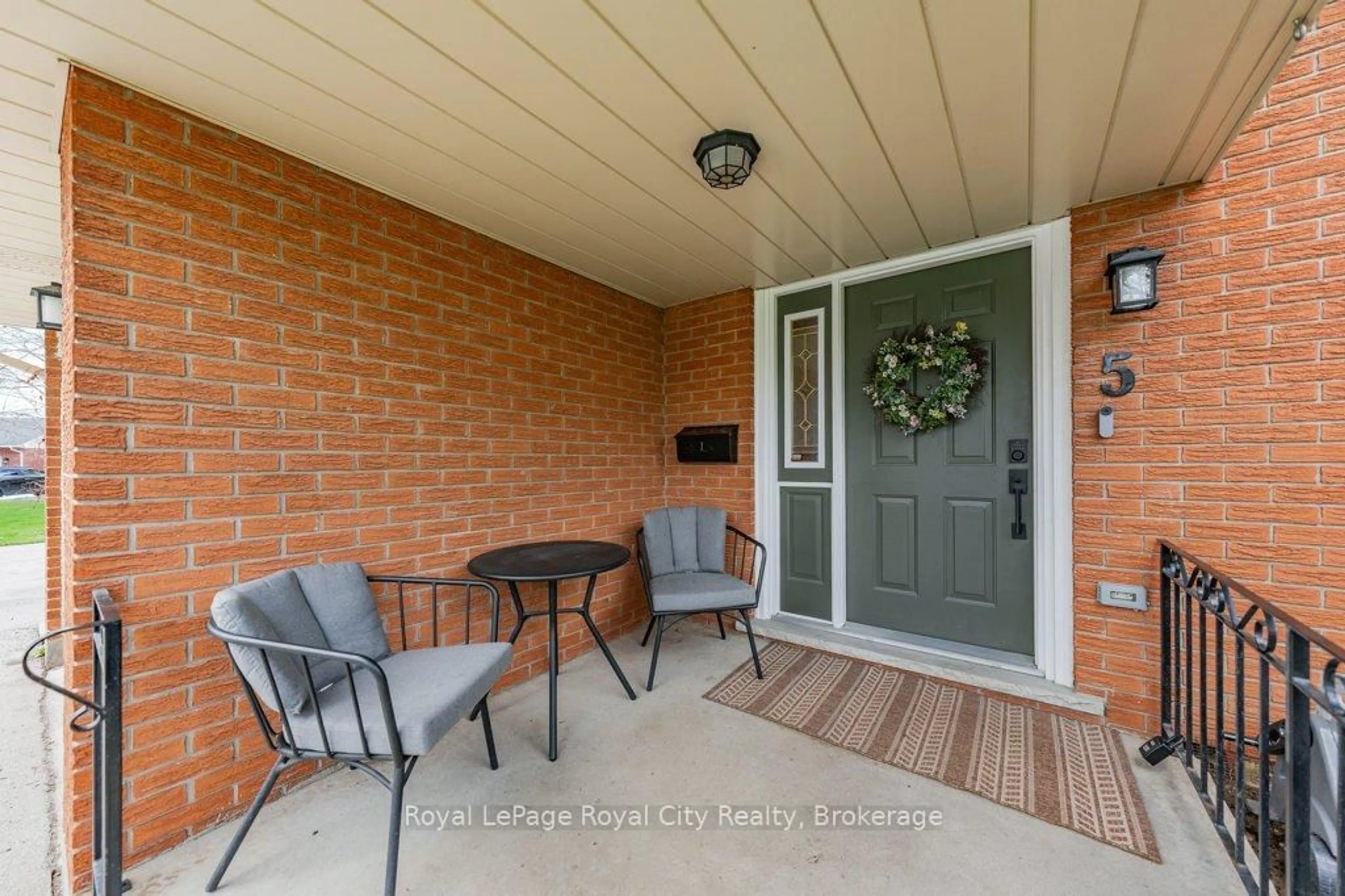 Indoor entryway for 5 Skye Pl, Guelph Ontario N1G 1M5