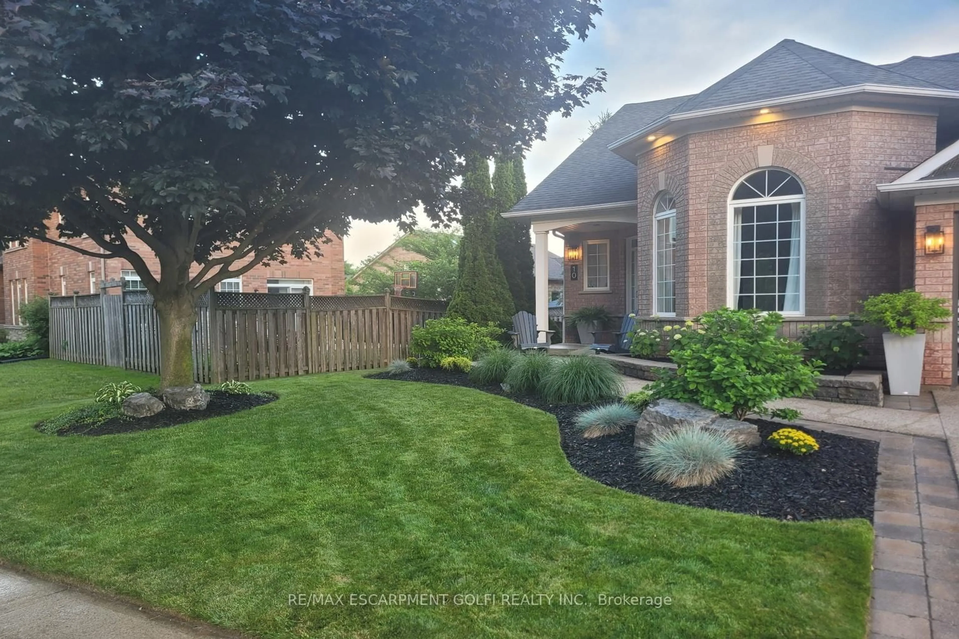 Unknown for 10 Anderson Crt, Hamilton Ontario L9G 4Z7