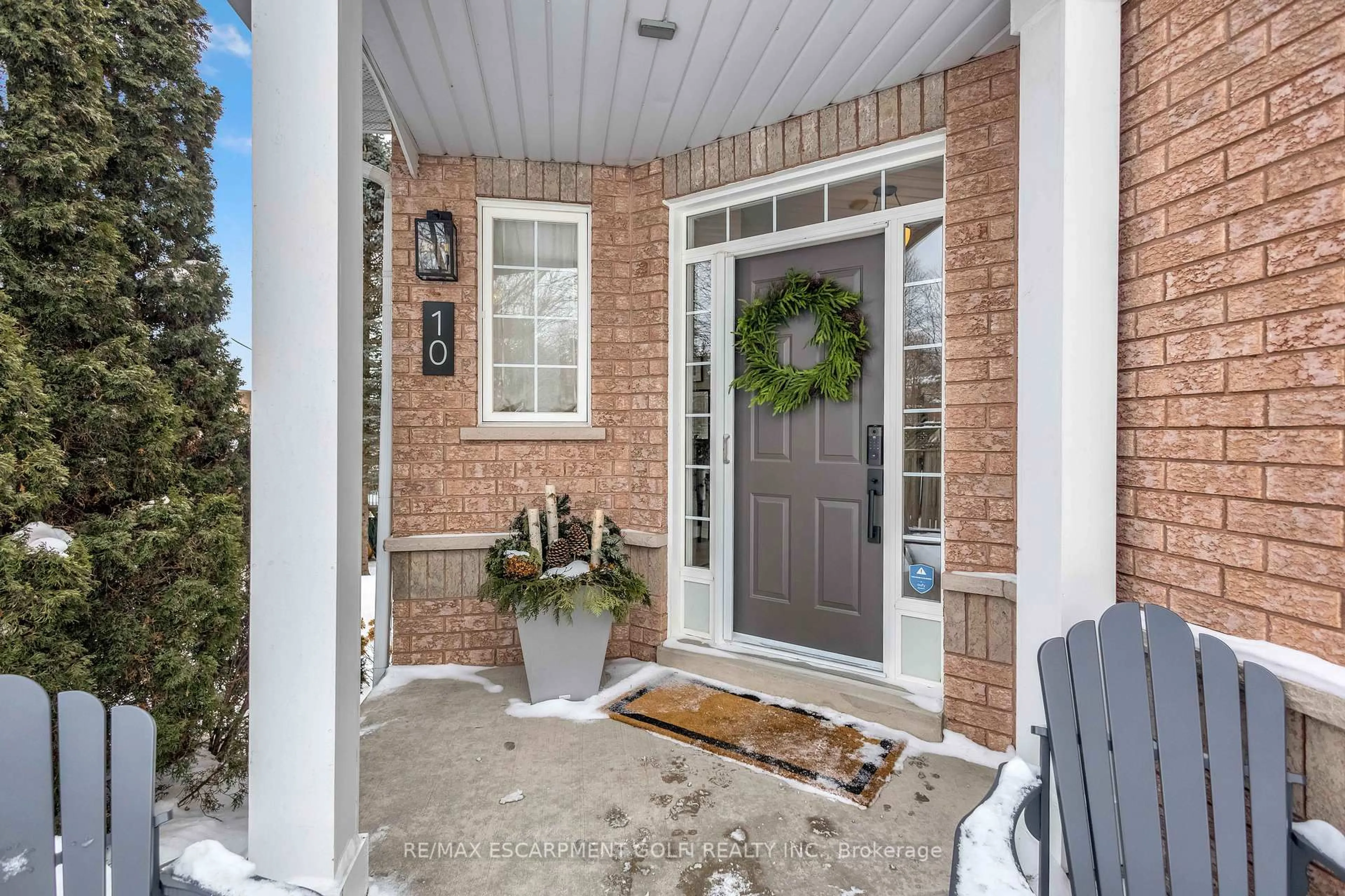 Indoor entryway for 10 Anderson Crt, Hamilton Ontario L9G 4Z7