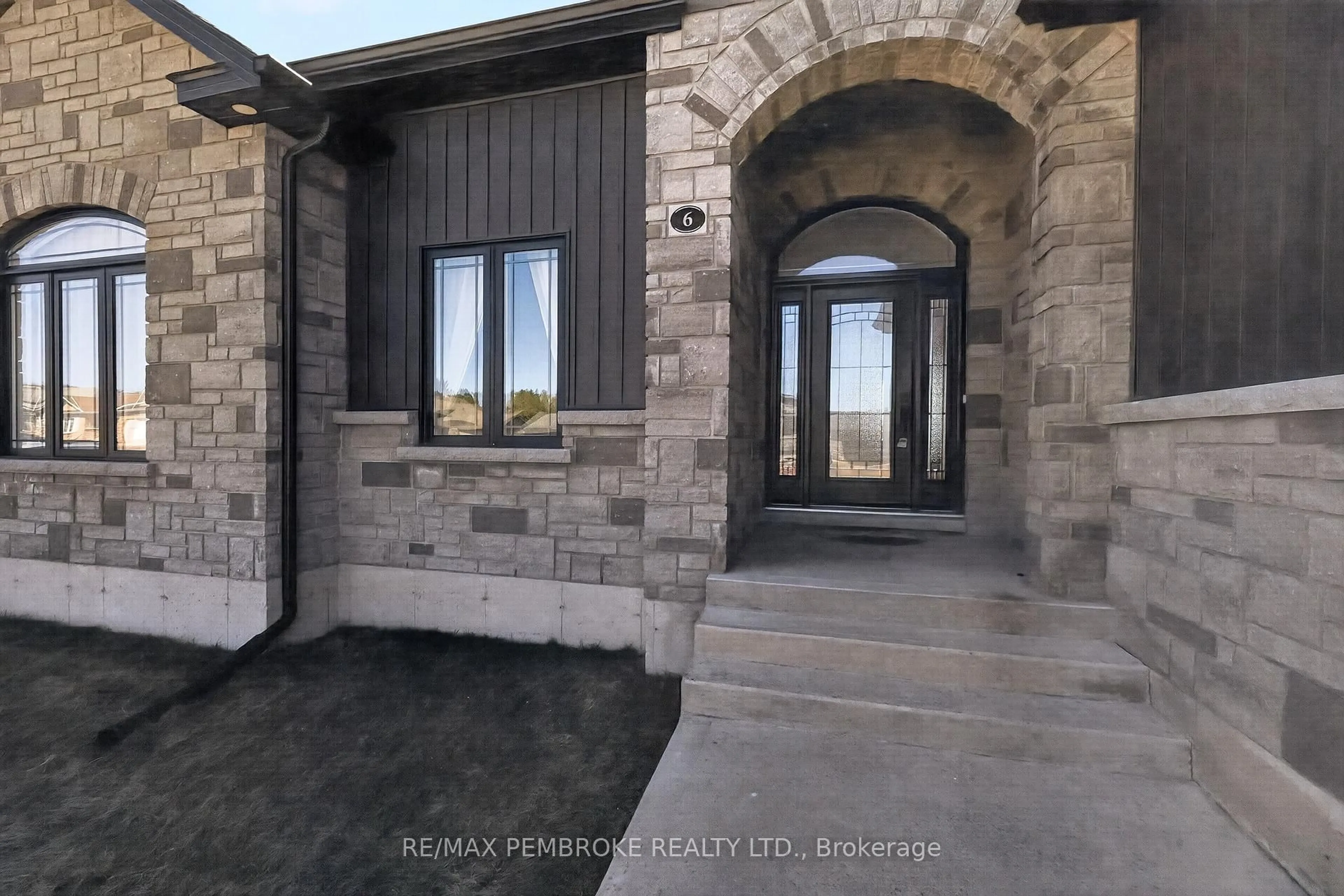 Indoor entryway for 6 Nile St, Petawawa Ontario K8H 0E7