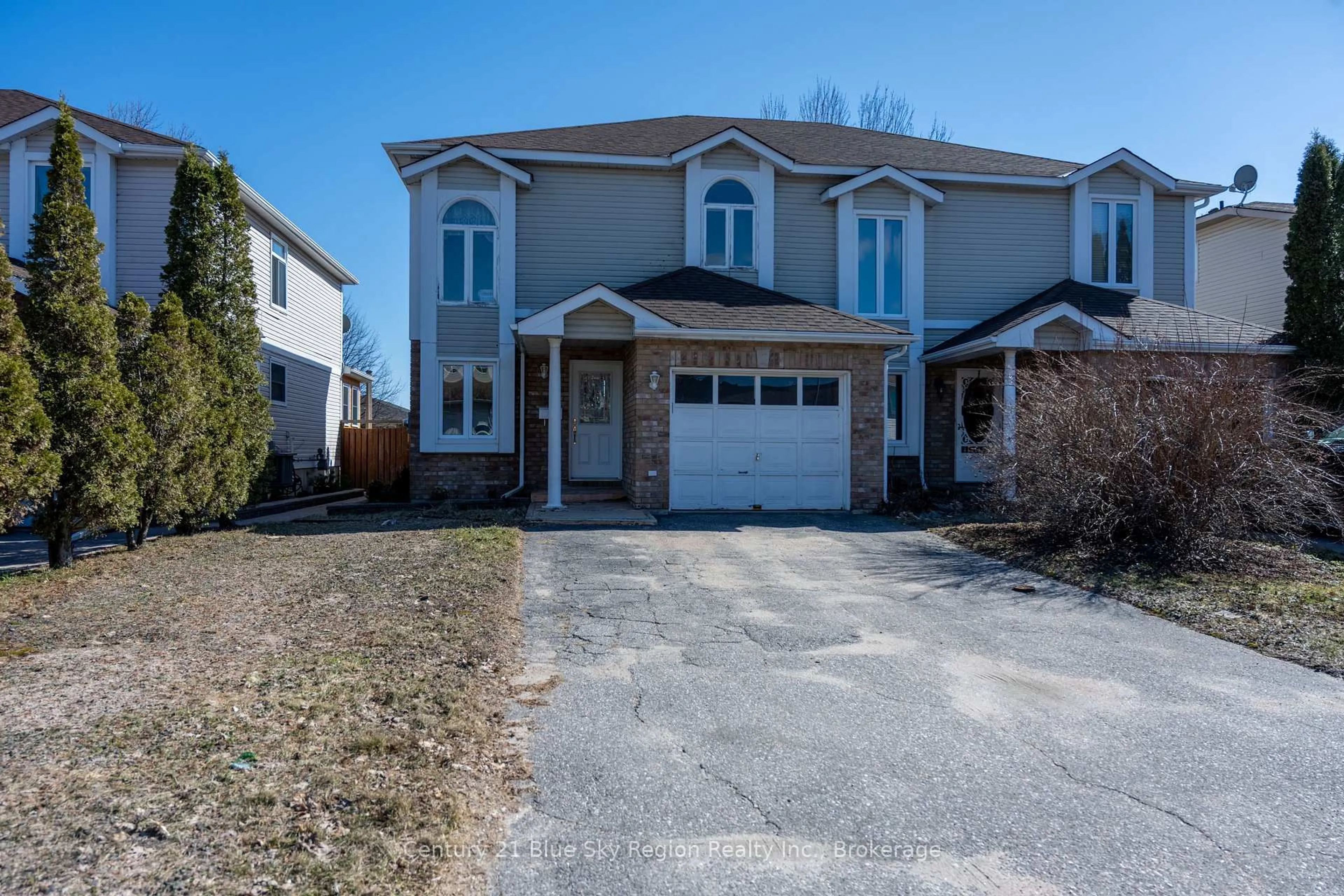 A pic from outside/outdoor area/front of a property/back of a property/a pic from drone, street for 14 Romeo Crt, North Bay Ontario P1B 9R5