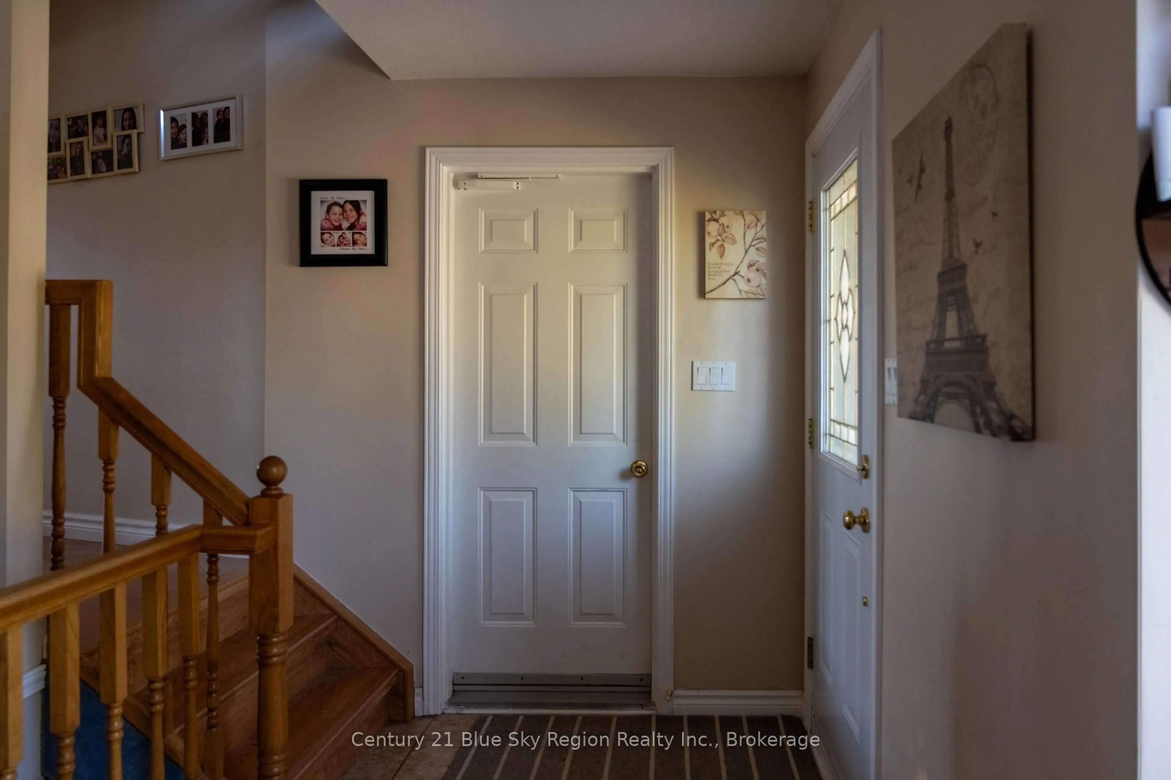 Indoor entryway for 14 Romeo Crt, North Bay Ontario P1B 9R5