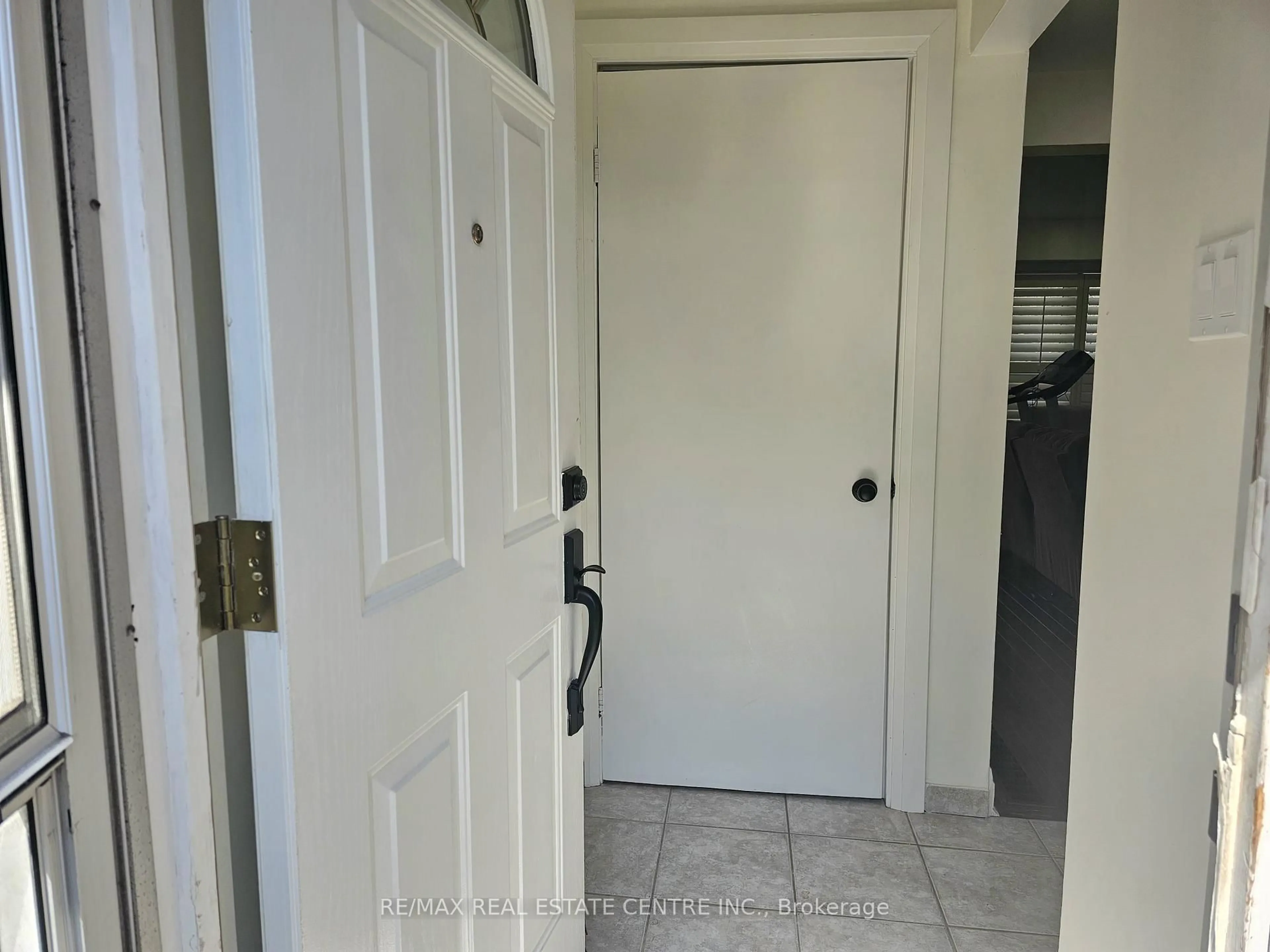 Indoor entryway for 161 BERKINDALE Dr #6, Hamilton Ontario L8E 1M6