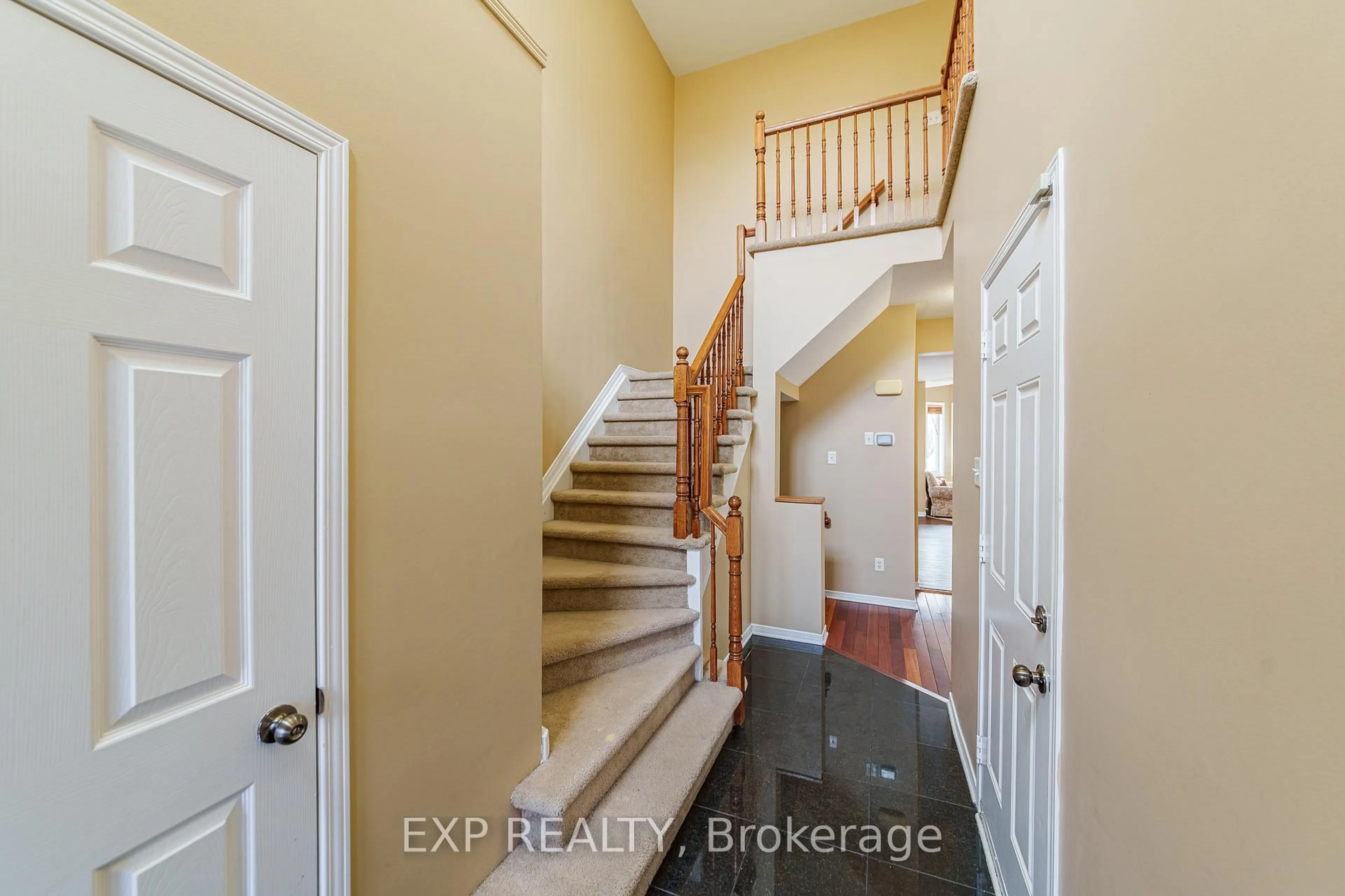 Indoor entryway for 356 West Ridge Dr, Stittsville Ontario K2S 2G8