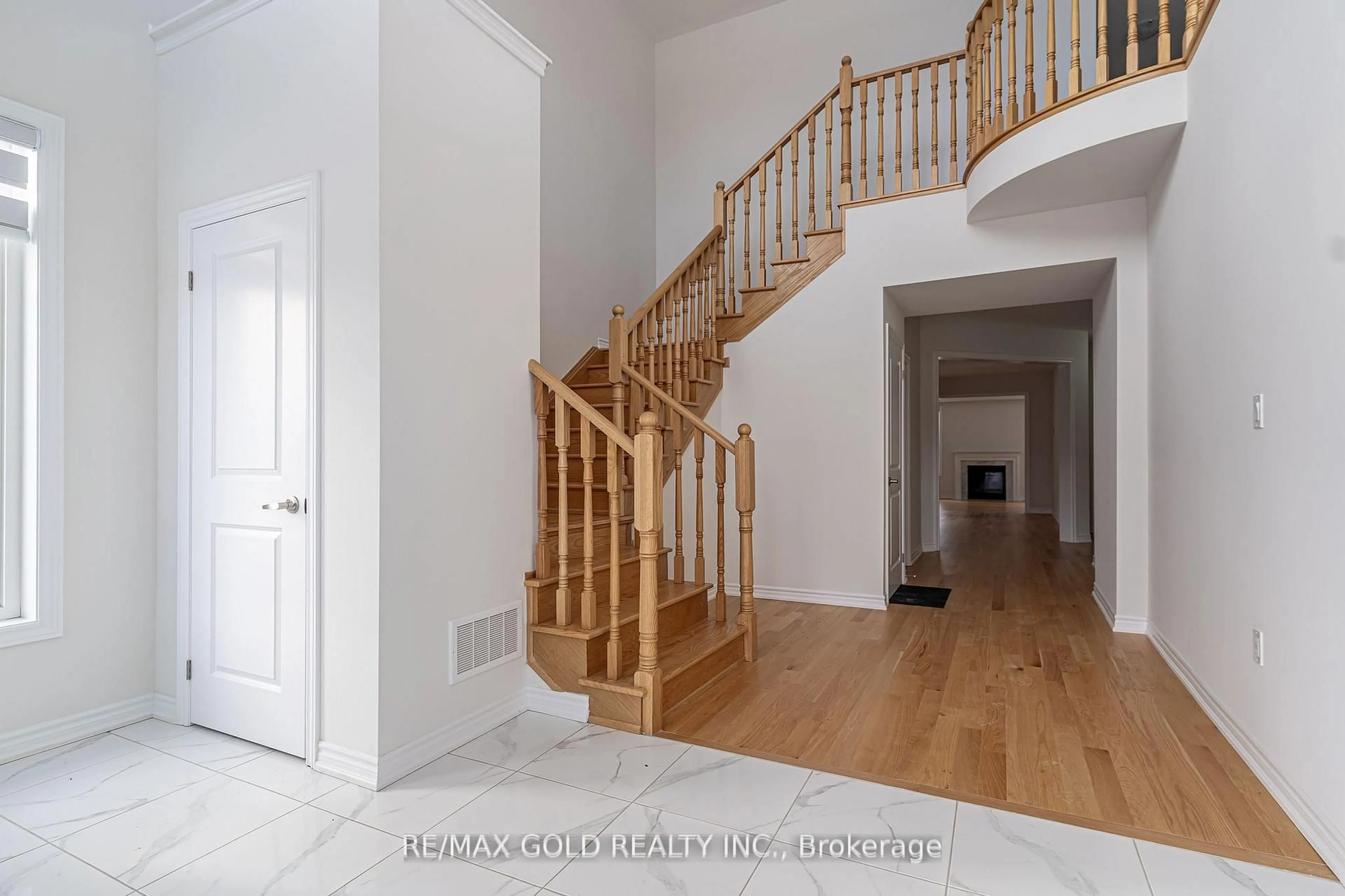 Indoor entryway for 33 Gilham Way, Brant Ontario N0E 1N0