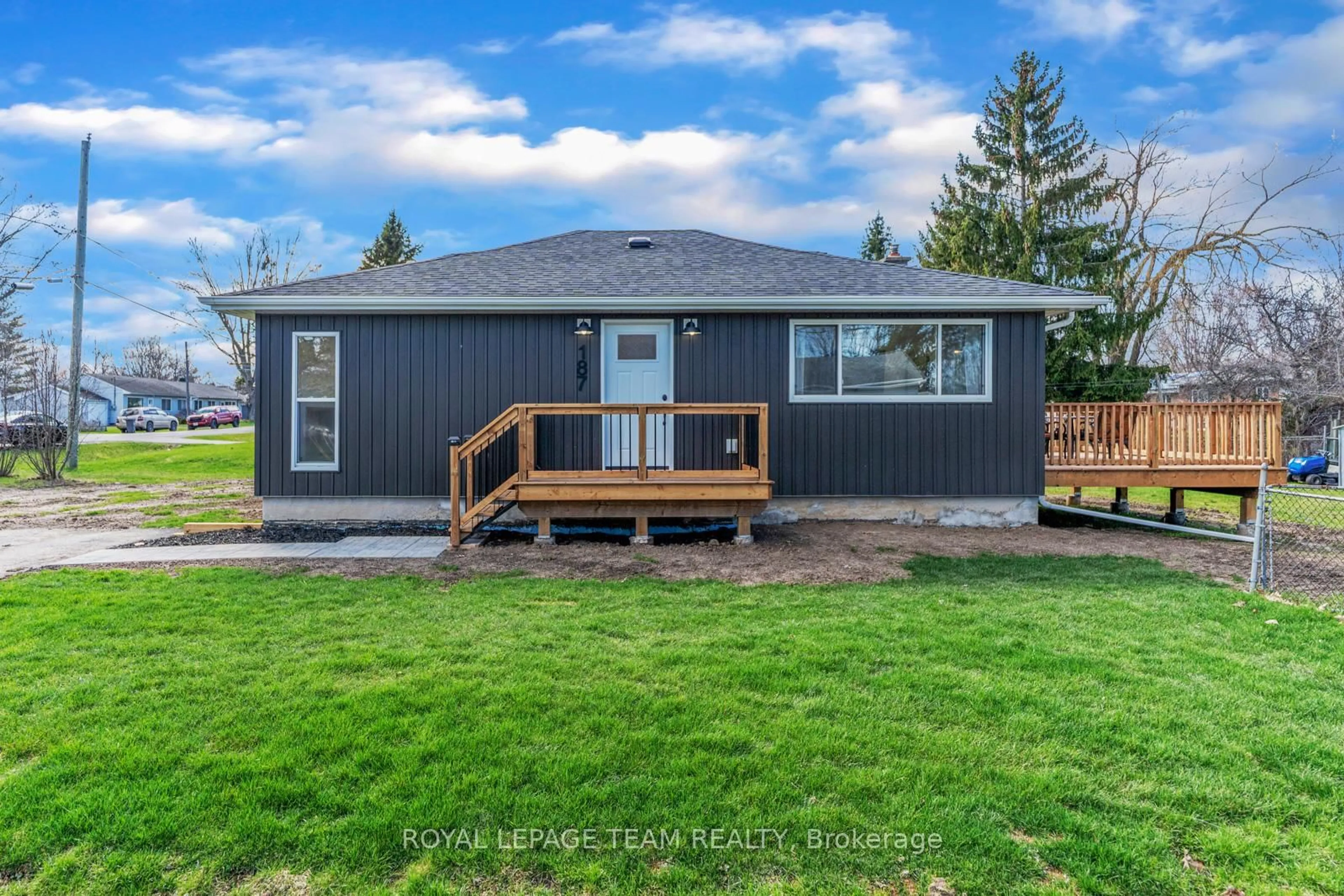 Home with vinyl exterior material, unknown for 187 Lakeview Ave, Kingston Ontario K7M 3V2