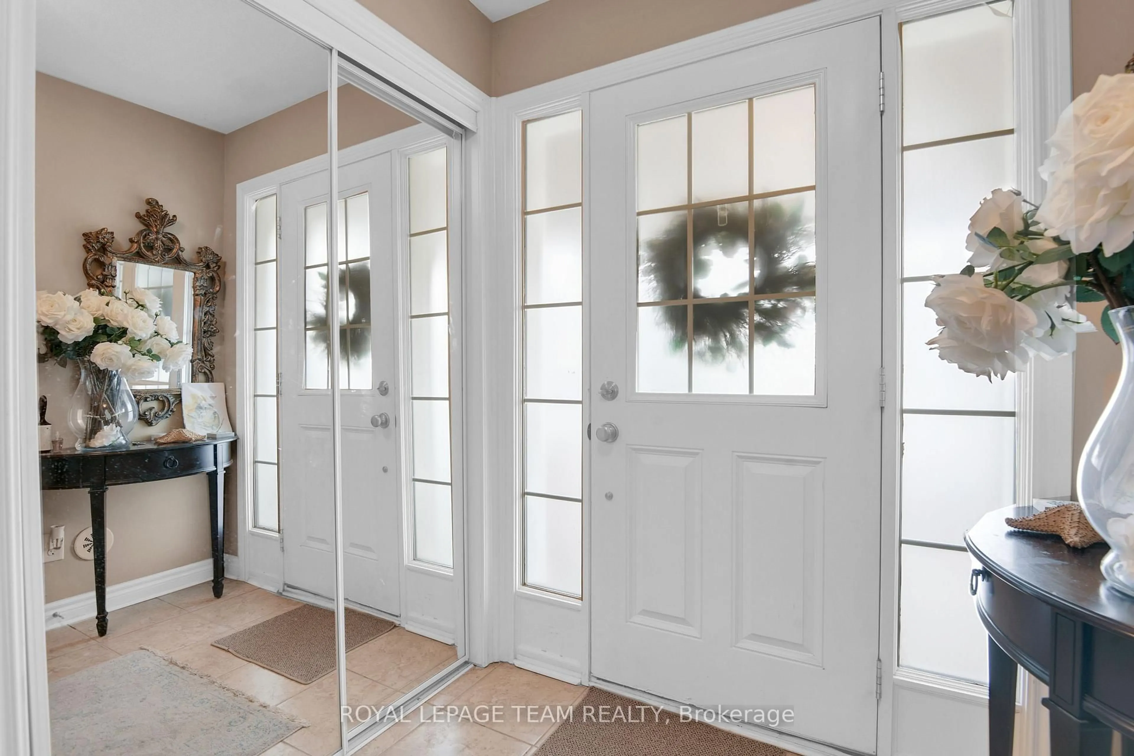 Indoor entryway for 920 Messor Cres, Ottawa Ontario K2S 0P2