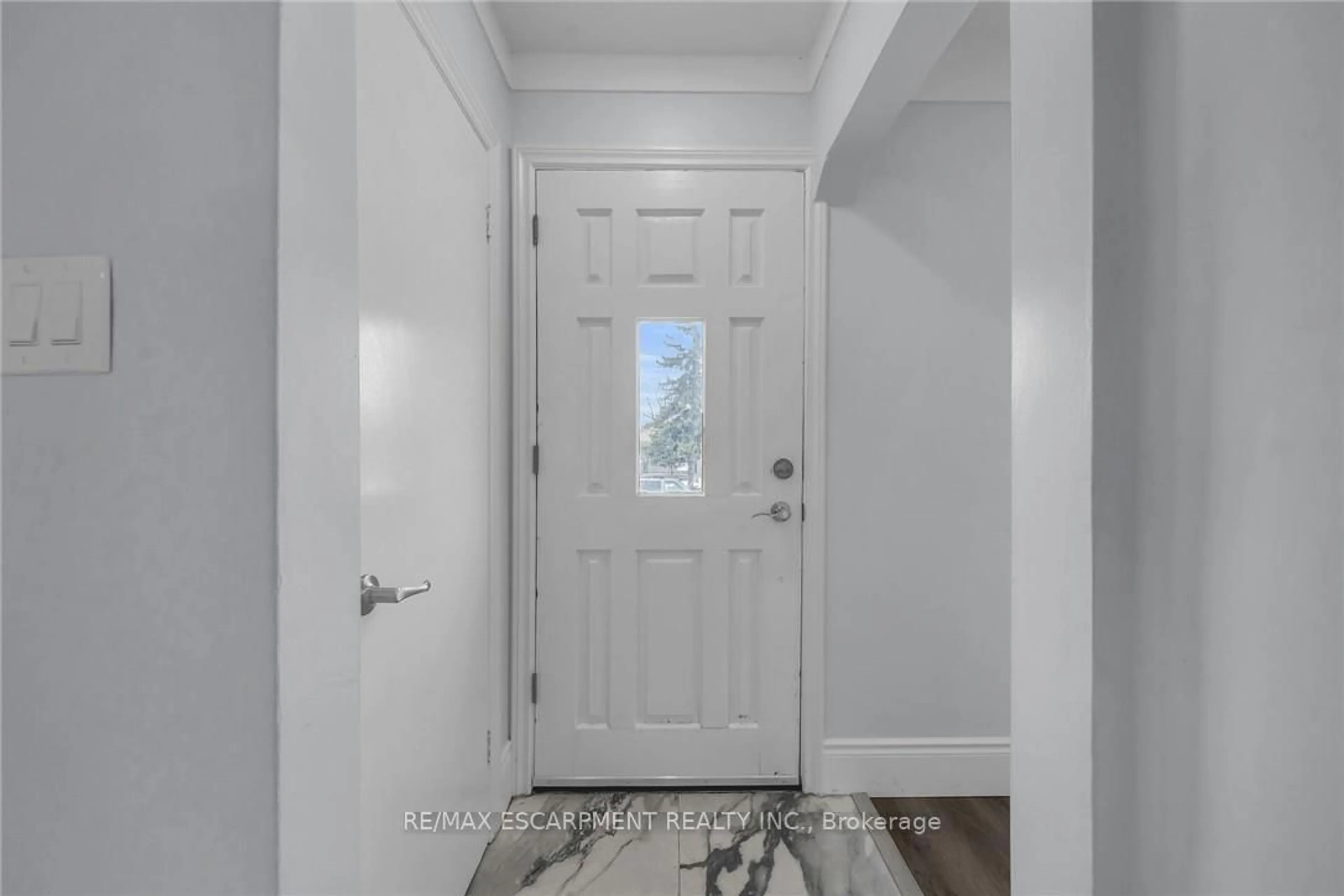Indoor entryway for 8 SHYNAL Ave, Hamilton Ontario L8H 6K1