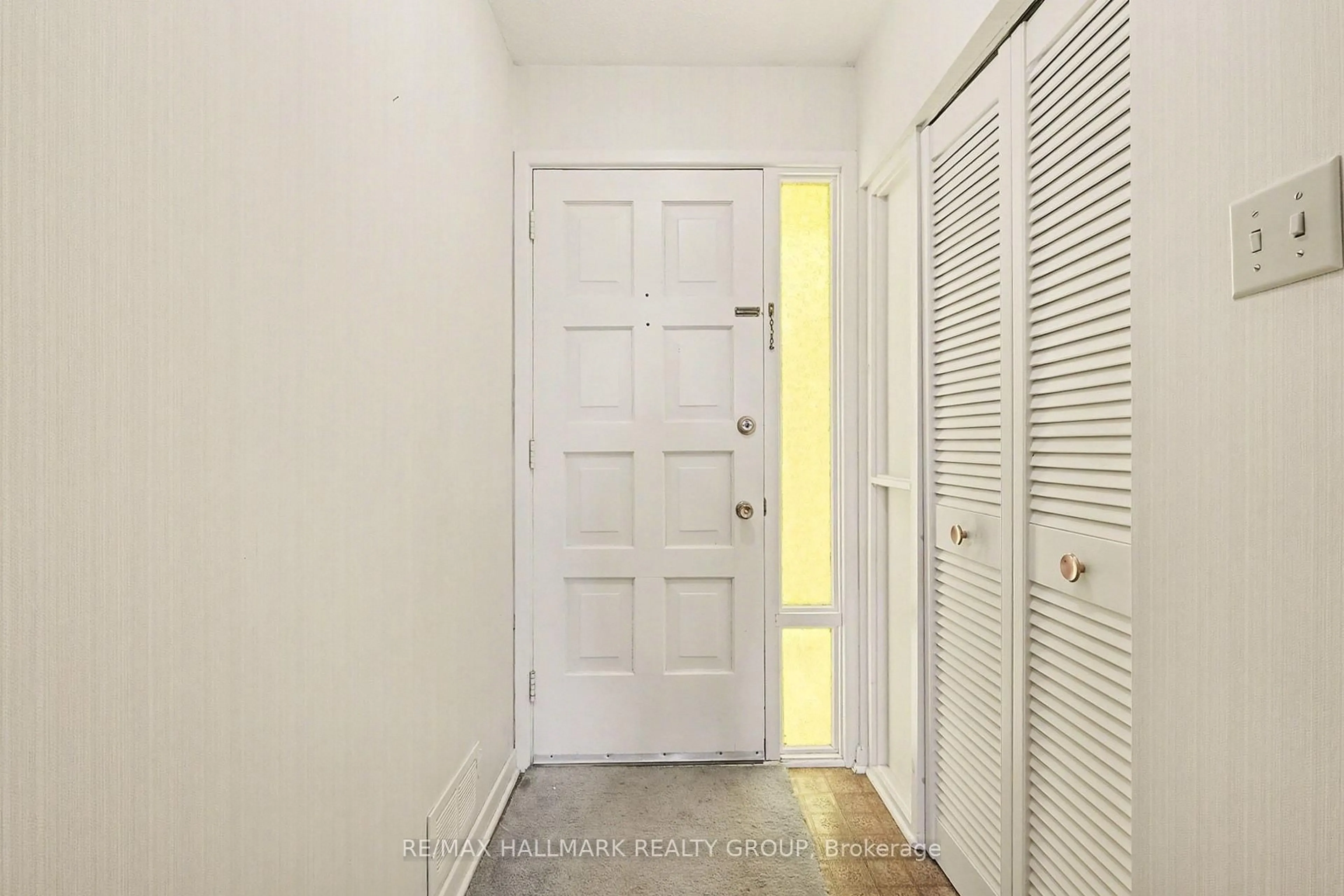 Indoor entryway for 13 Beaumaris Dr, Ottawa Ontario K2H 7K1