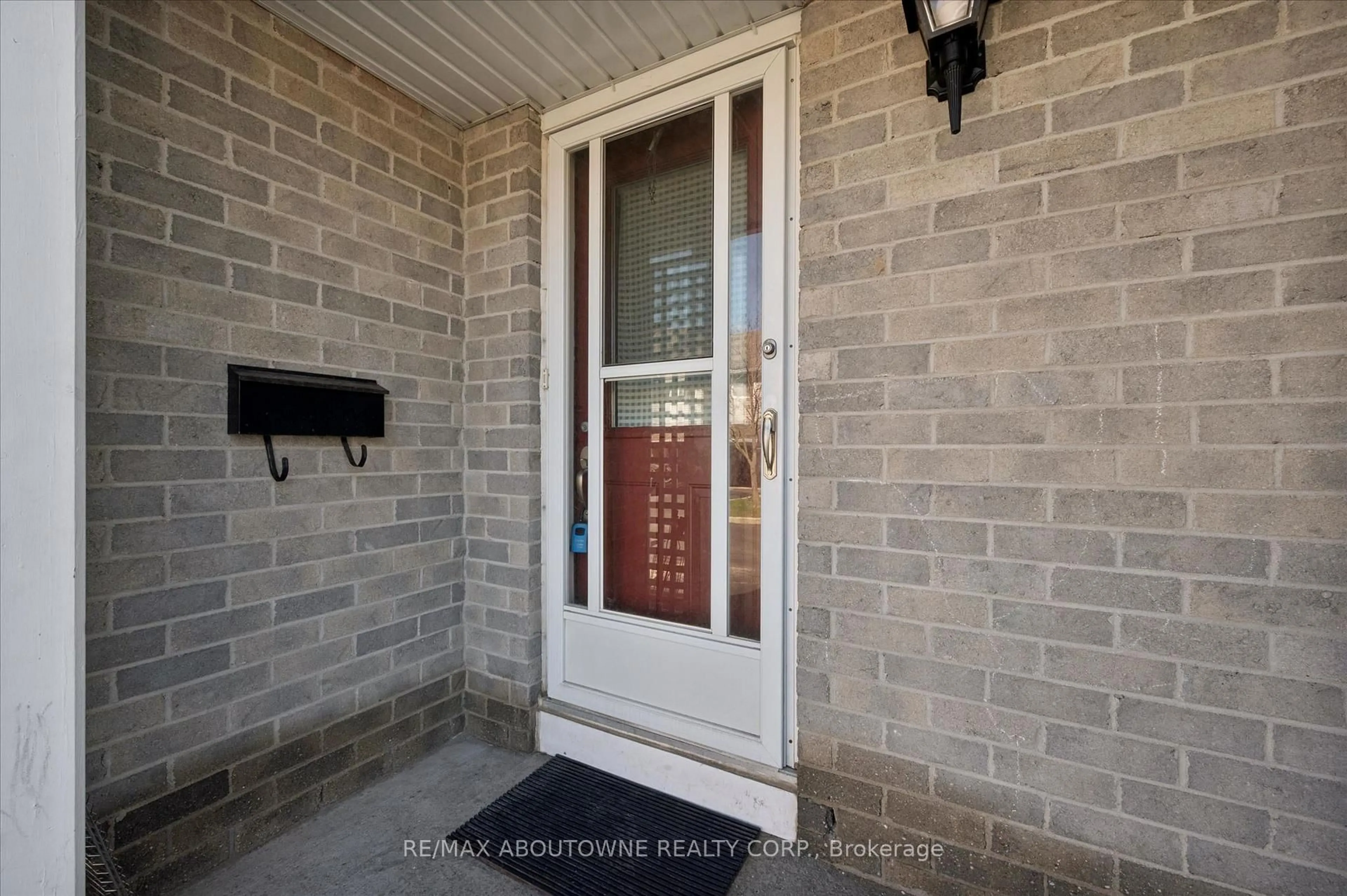 Indoor entryway for 365 Pioneer Dr #25, Kitchener Ontario N2P 2A6