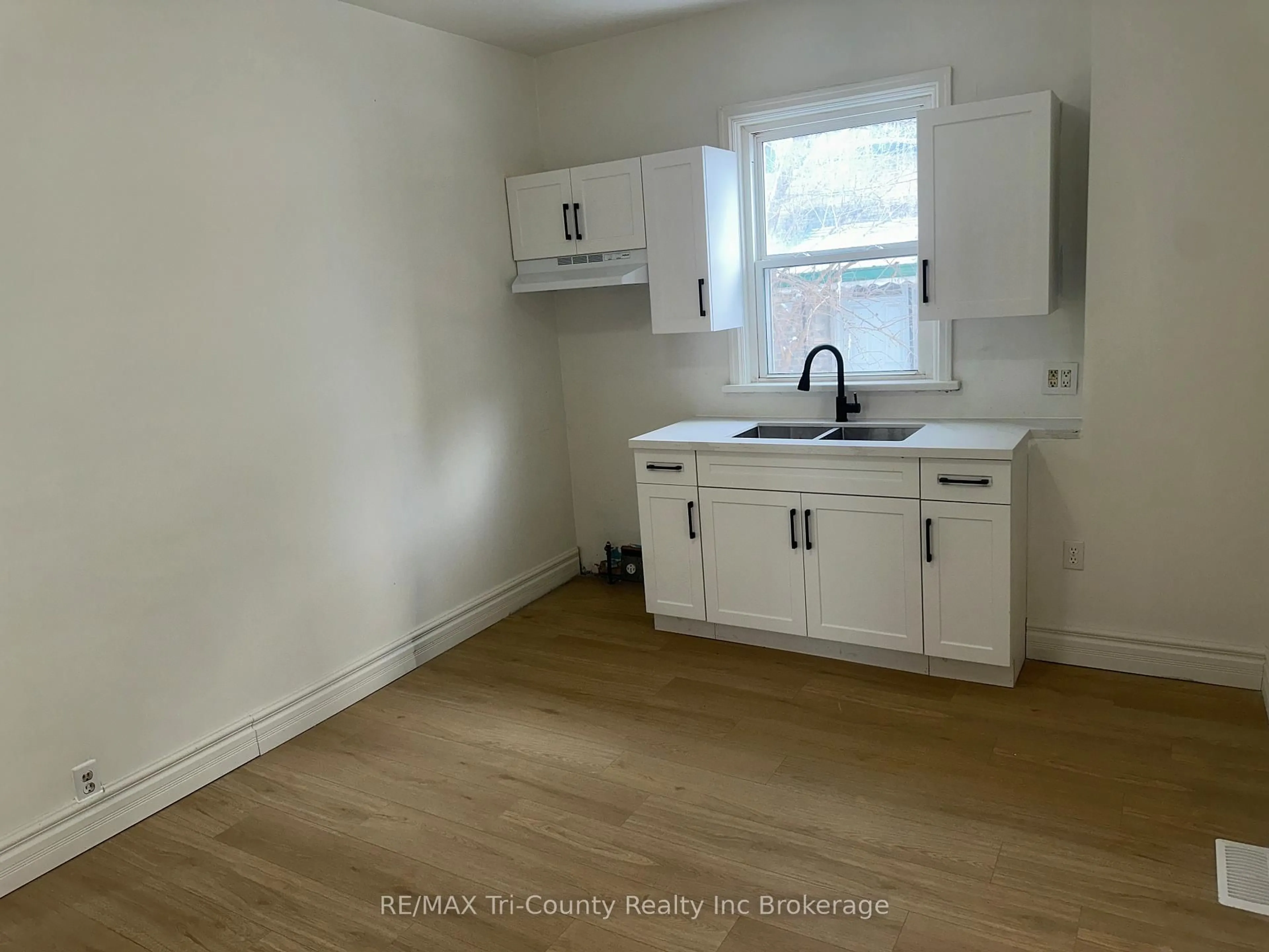 A pic of a room for 358 Glebe St, London East Ontario N5W 3T1