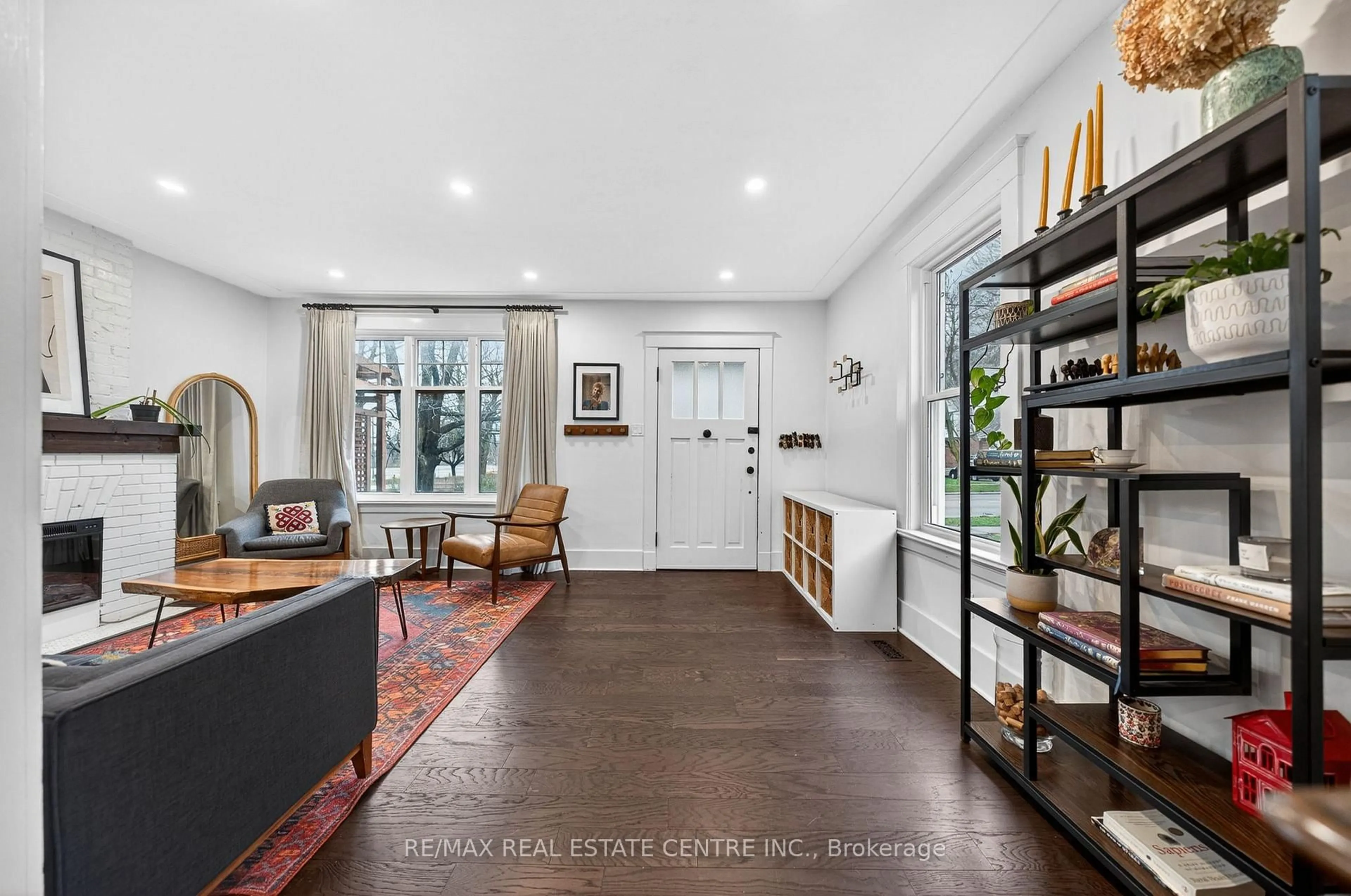 Indoor entryway for 282 Park St, Kitchener Ontario N2G 1N1